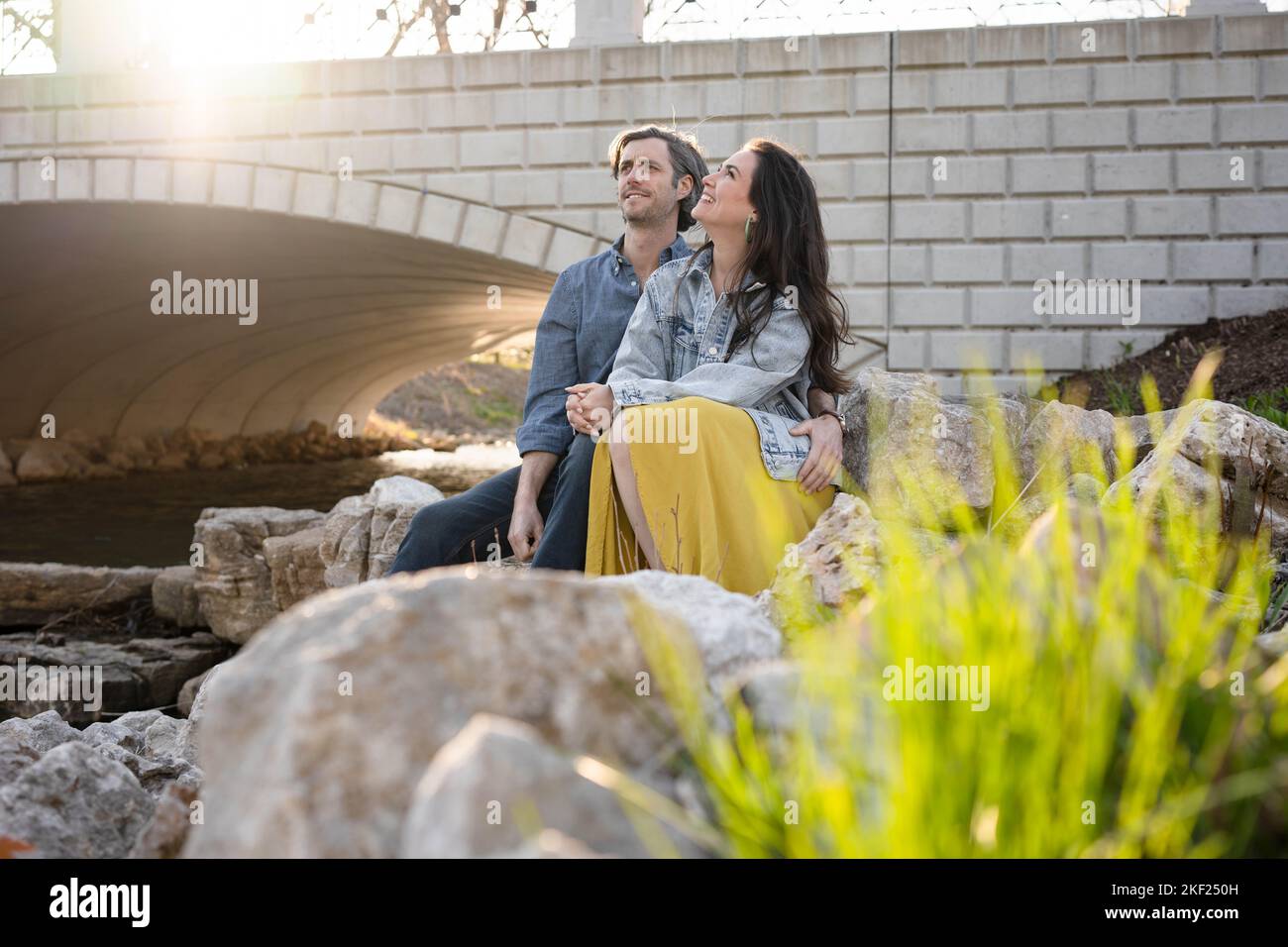 Ein Paar an einer Brücke im Forest Park, flirtet und erkundet zusammen. Stockfoto