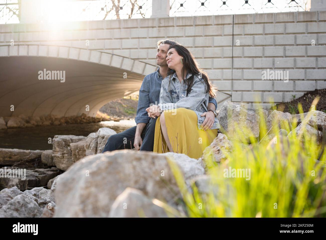 Ein Paar an einer Brücke im Forest Park, flirtet und erkundet zusammen. Stockfoto