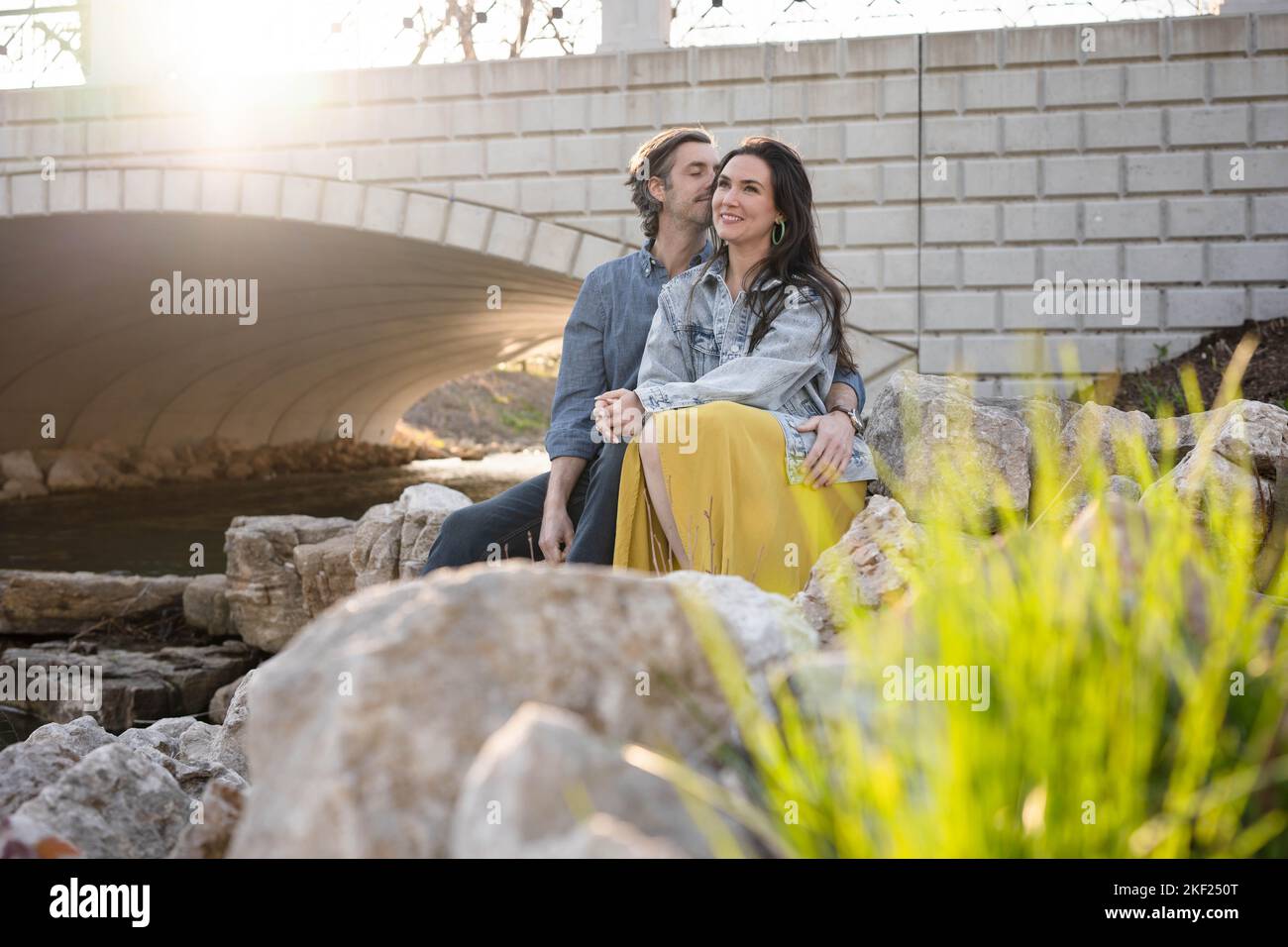 Ein Paar an einer Brücke im Forest Park, flirtet und erkundet zusammen. Stockfoto