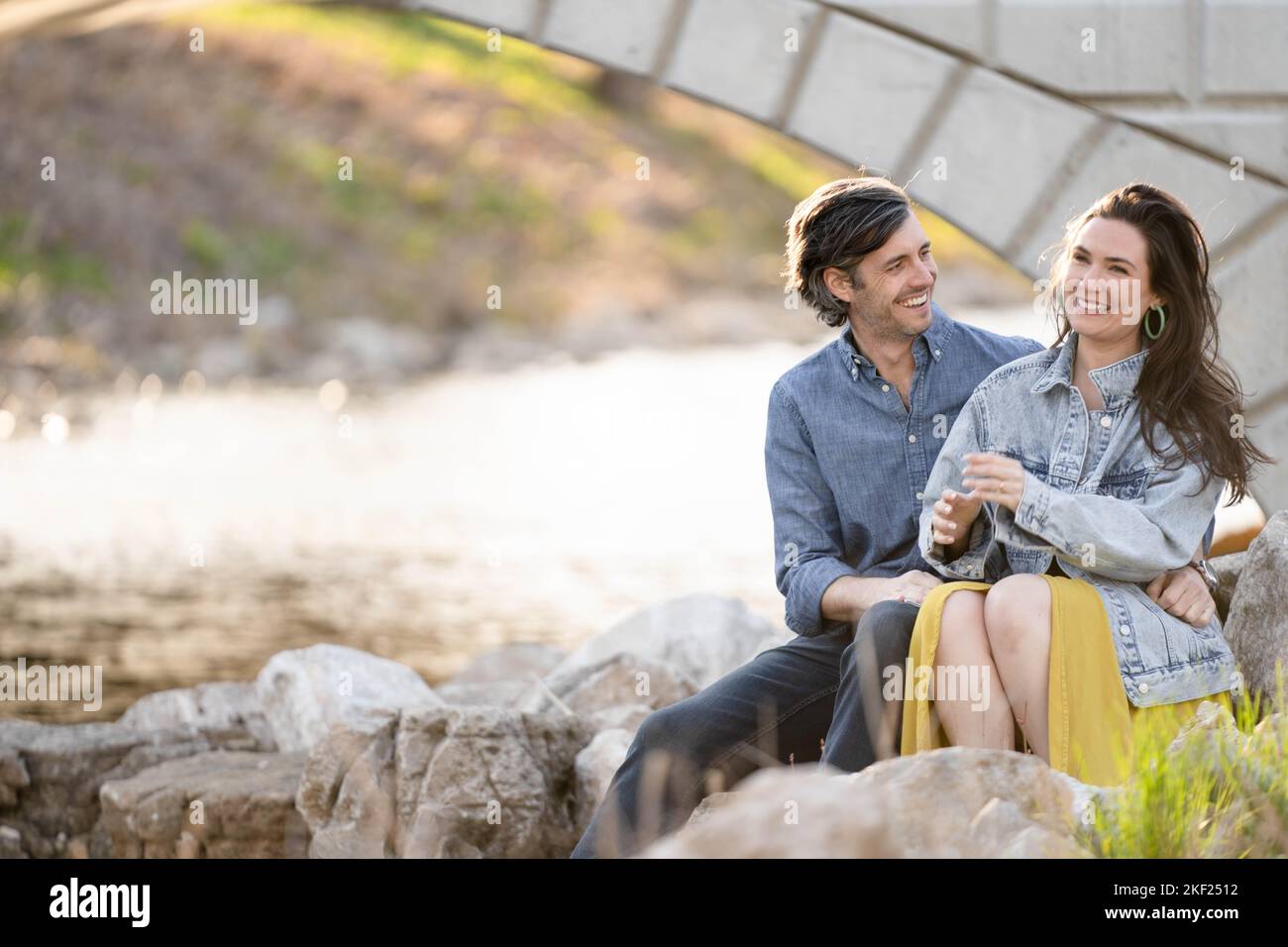 Ein Paar an einer Brücke im Forest Park, flirtet und erkundet zusammen. Stockfoto