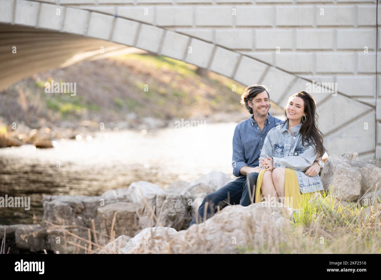 Ein Paar an einer Brücke im Forest Park, flirtet und erkundet zusammen. Stockfoto