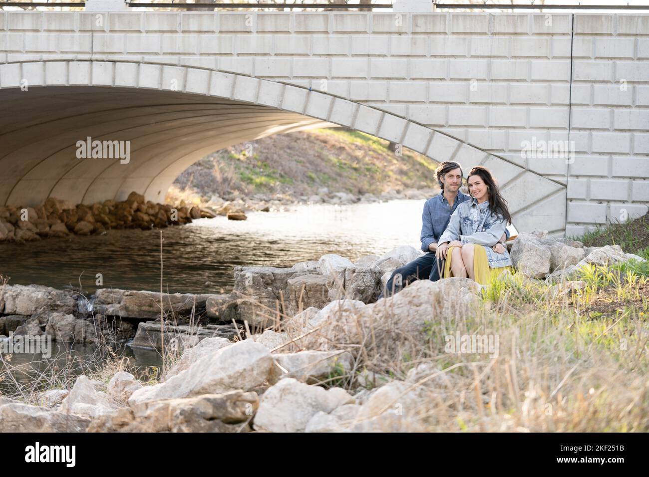 Ein Paar an einer Brücke im Forest Park, flirtet und erkundet zusammen. Stockfoto