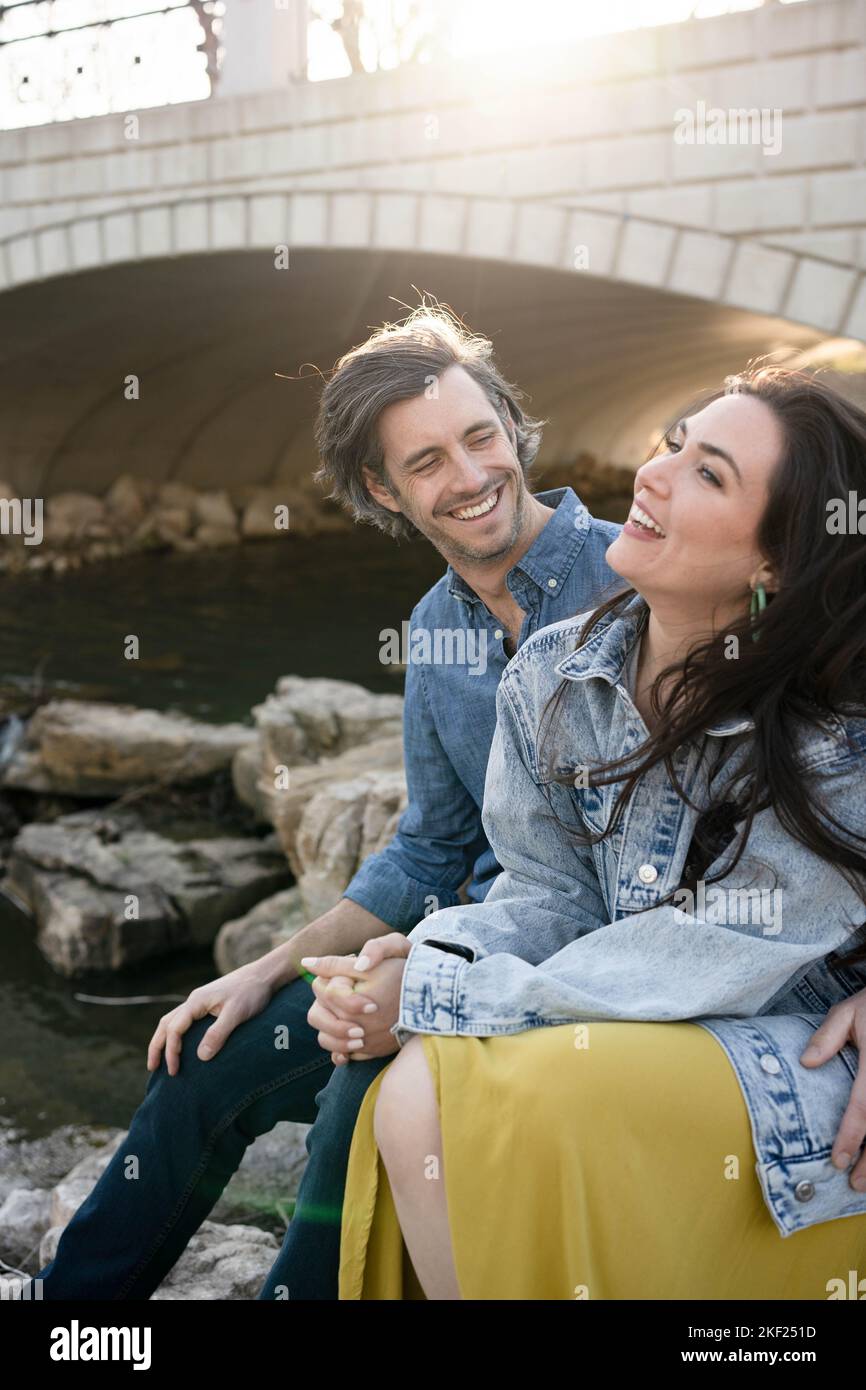 Ein Paar an einer Brücke im Forest Park, flirtet und erkundet zusammen. Stockfoto