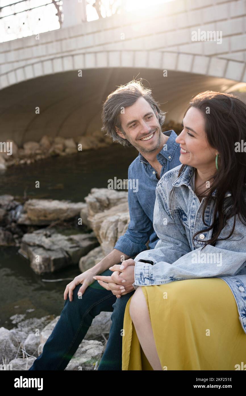 Ein Paar an einer Brücke im Forest Park, flirtet und erkundet zusammen. Stockfoto