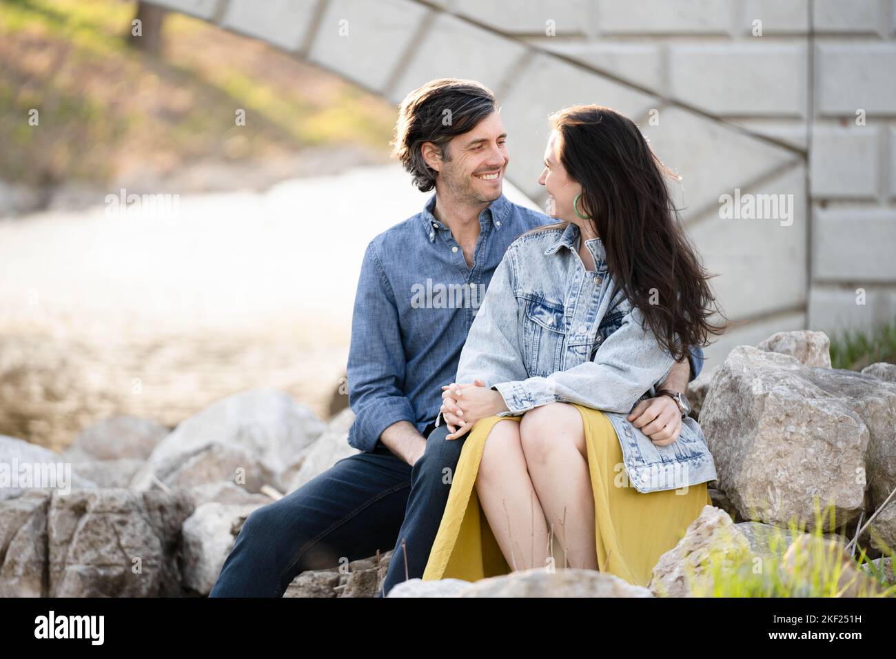 Ein Paar an einer Brücke im Forest Park, flirtet und erkundet zusammen. Stockfoto