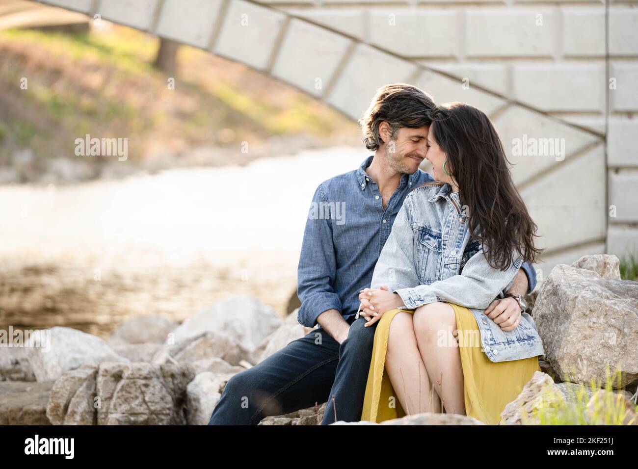 Ein Paar an einer Brücke im Forest Park, flirtet und erkundet zusammen. Stockfoto