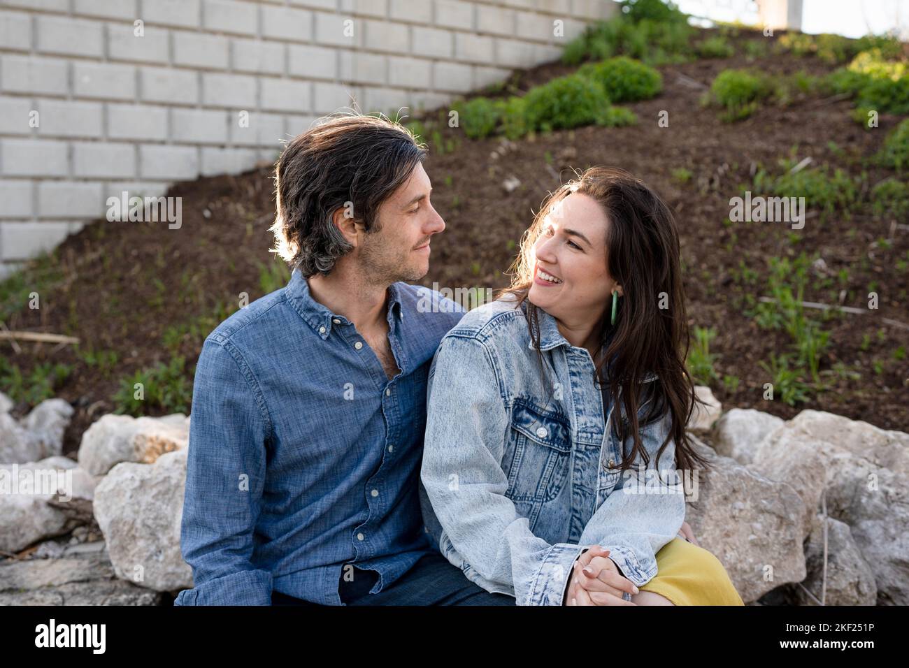 Ein Paar an einer Brücke im Forest Park, flirtet und erkundet zusammen. Stockfoto