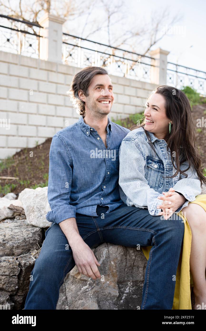 Ein Paar an einer Brücke im Forest Park, flirtet und erkundet zusammen. Stockfoto
