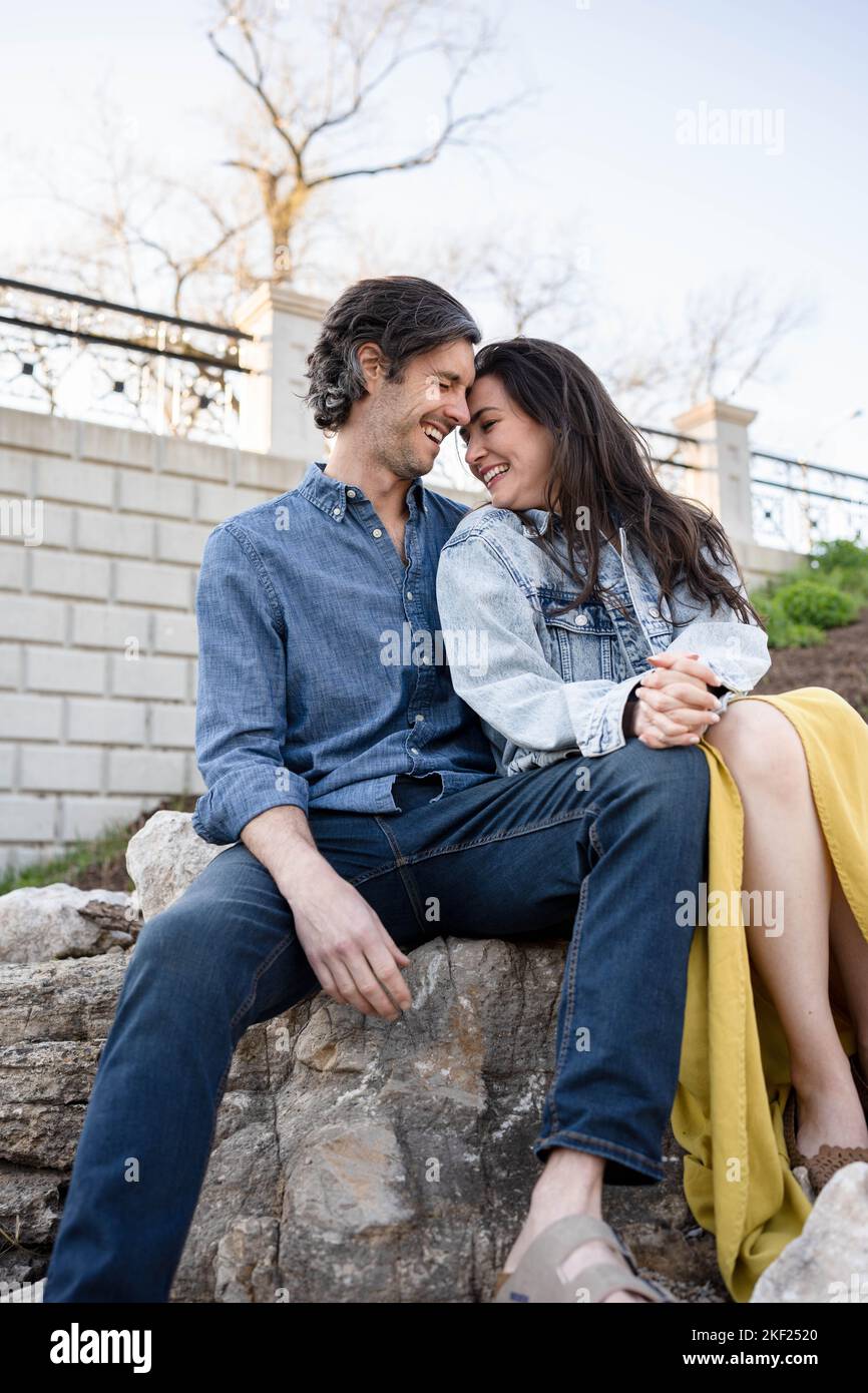 Ein Paar an einer Brücke im Forest Park, flirtet und erkundet zusammen. Stockfoto