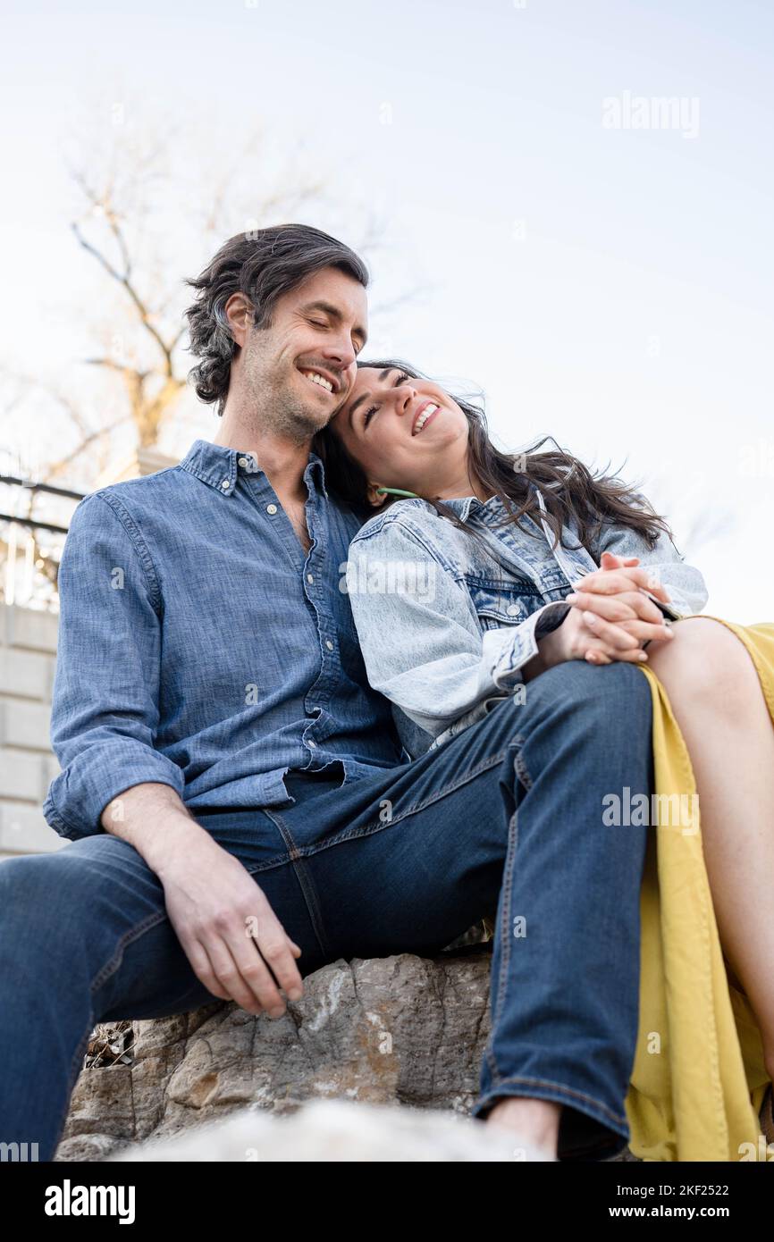 Ein Paar an einer Brücke im Forest Park, flirtet und erkundet zusammen. Stockfoto