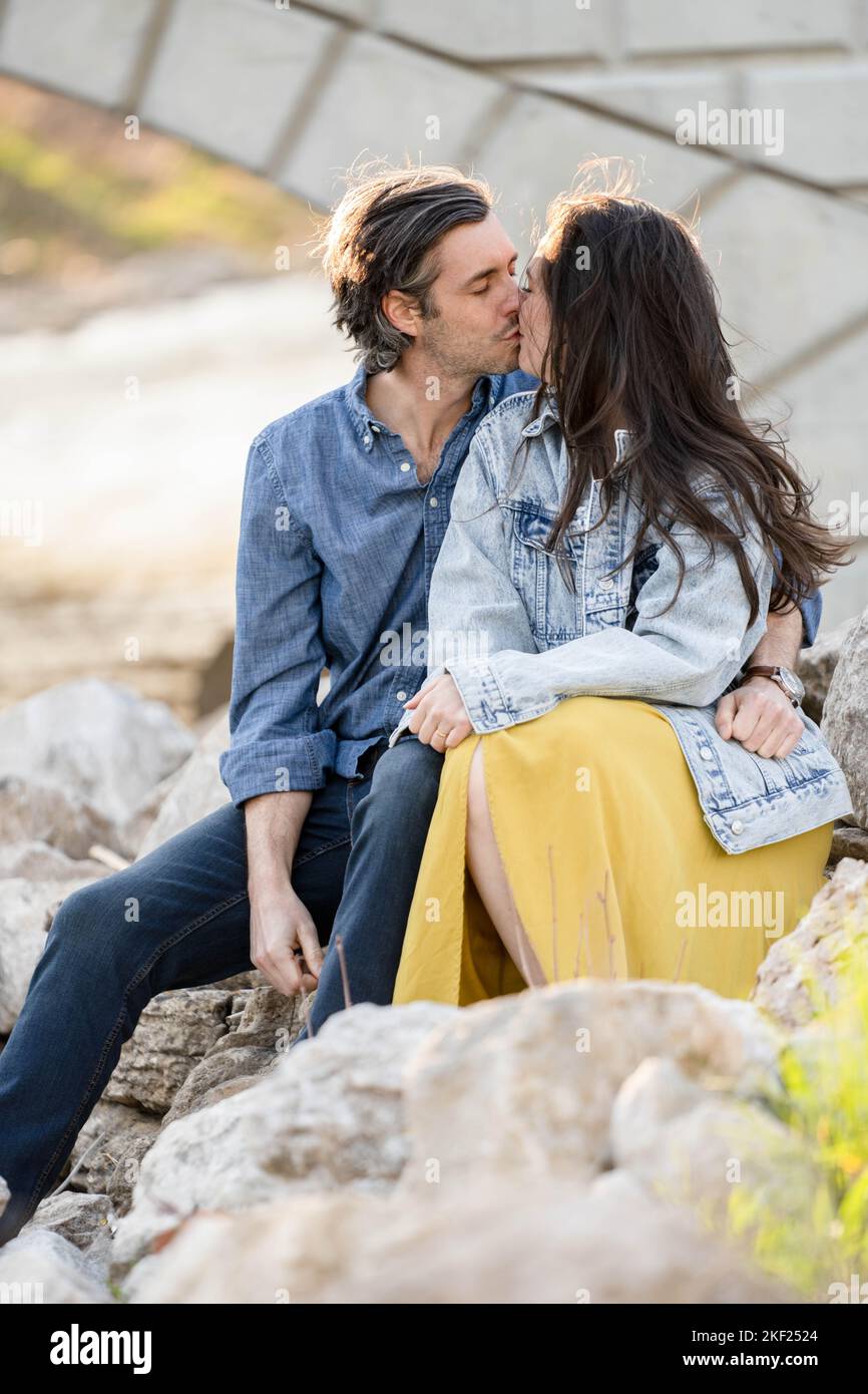 Ein Paar an einer Brücke im Forest Park, flirtet und erkundet zusammen. Stockfoto