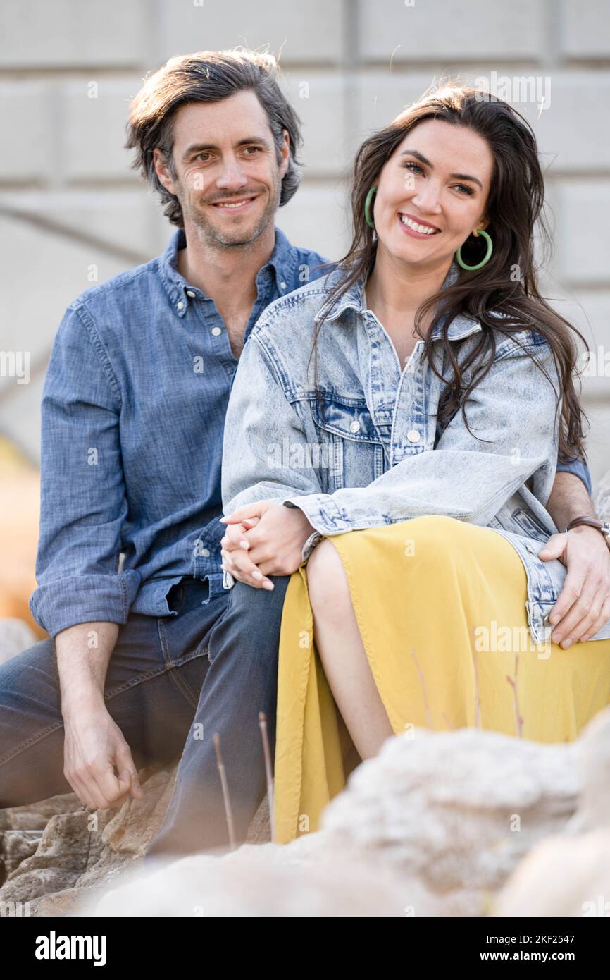 Ein Paar an einer Brücke im Forest Park, flirtet und erkundet zusammen. Stockfoto