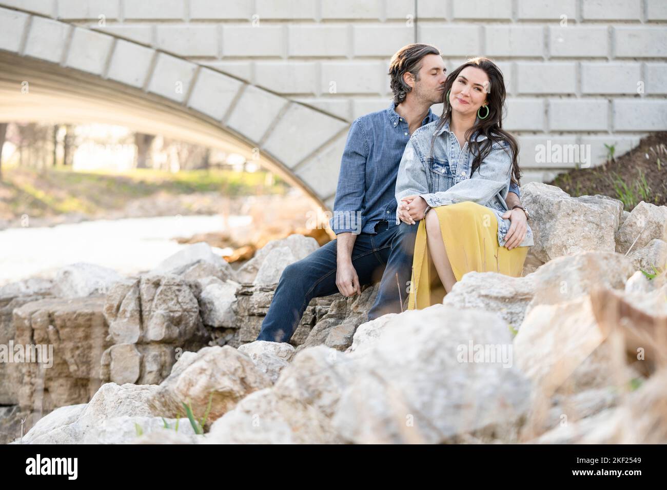 Ein Paar an einer Brücke im Forest Park, flirtet und erkundet zusammen. Stockfoto