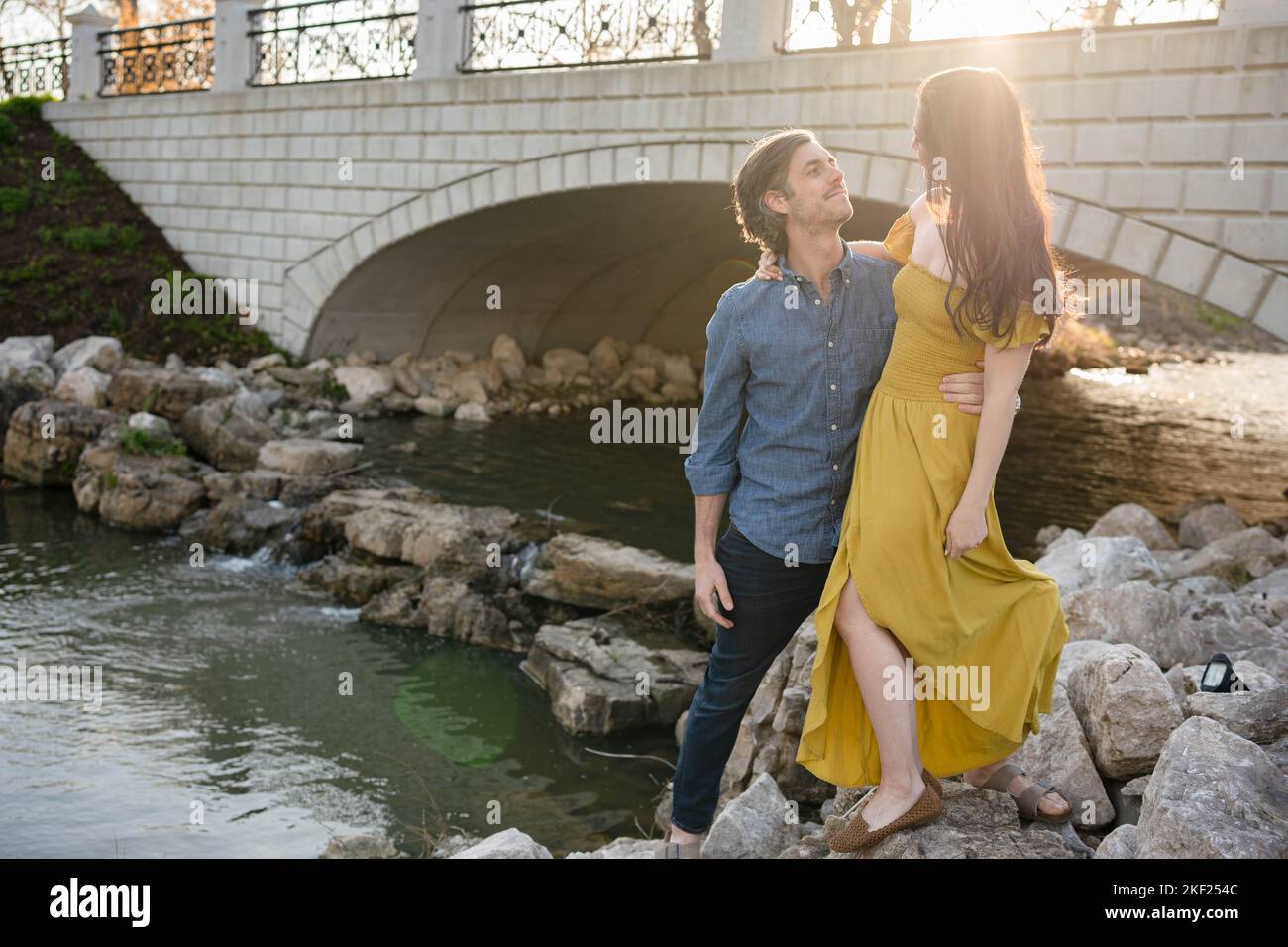 Ein Paar an einer Brücke im Forest Park, flirtet und erkundet zusammen. Stockfoto
