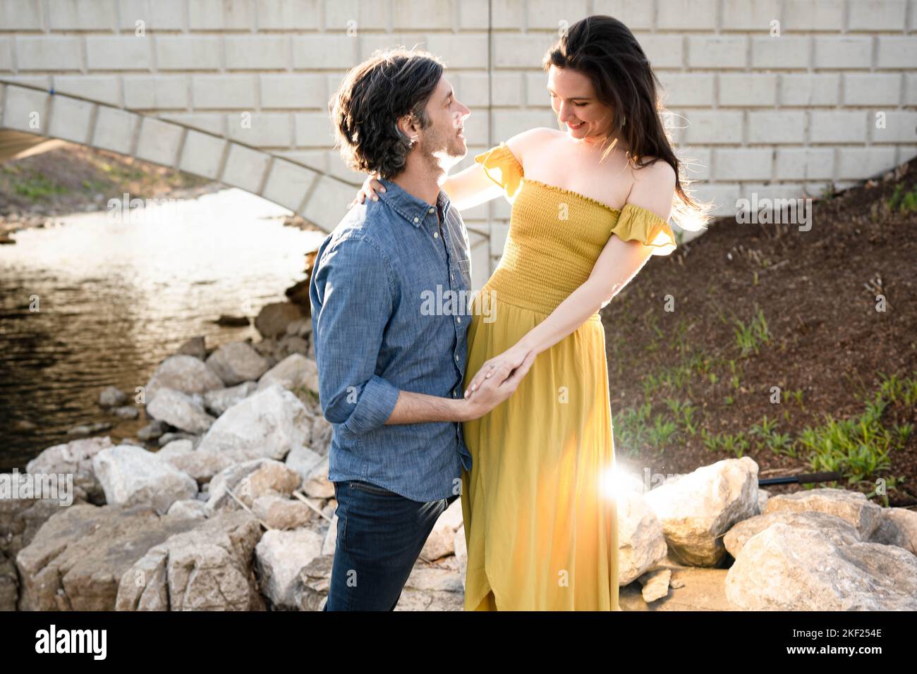 Ein Paar an einer Brücke im Forest Park, flirtet und erkundet zusammen. Stockfoto