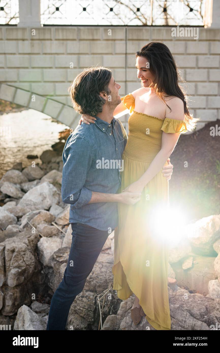 Ein Paar an einer Brücke im Forest Park, flirtet und erkundet zusammen. Stockfoto