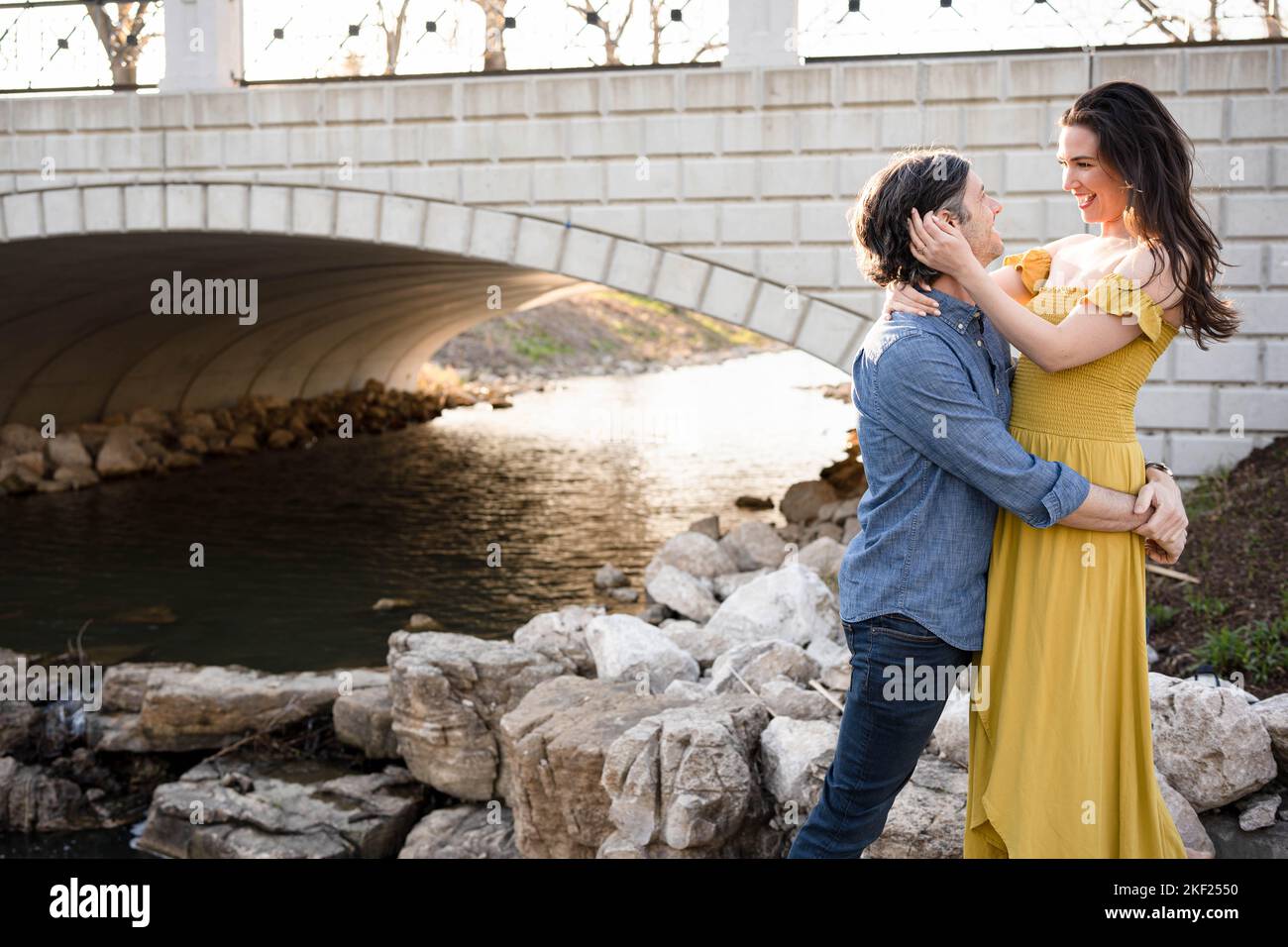 Ein Paar an einer Brücke im Forest Park, flirtet und erkundet zusammen. Stockfoto