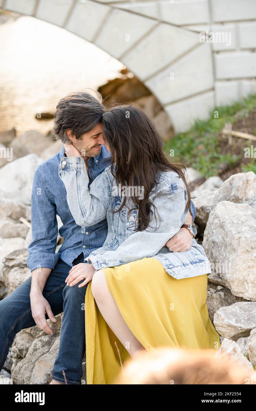 Ein Paar an einer Brücke im Forest Park, flirtet und erkundet zusammen. Stockfoto