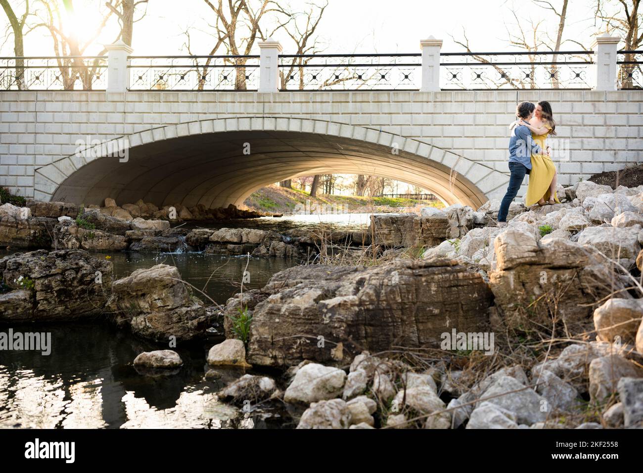 Ein Paar an einer Brücke im Forest Park, flirtet und erkundet zusammen. Stockfoto