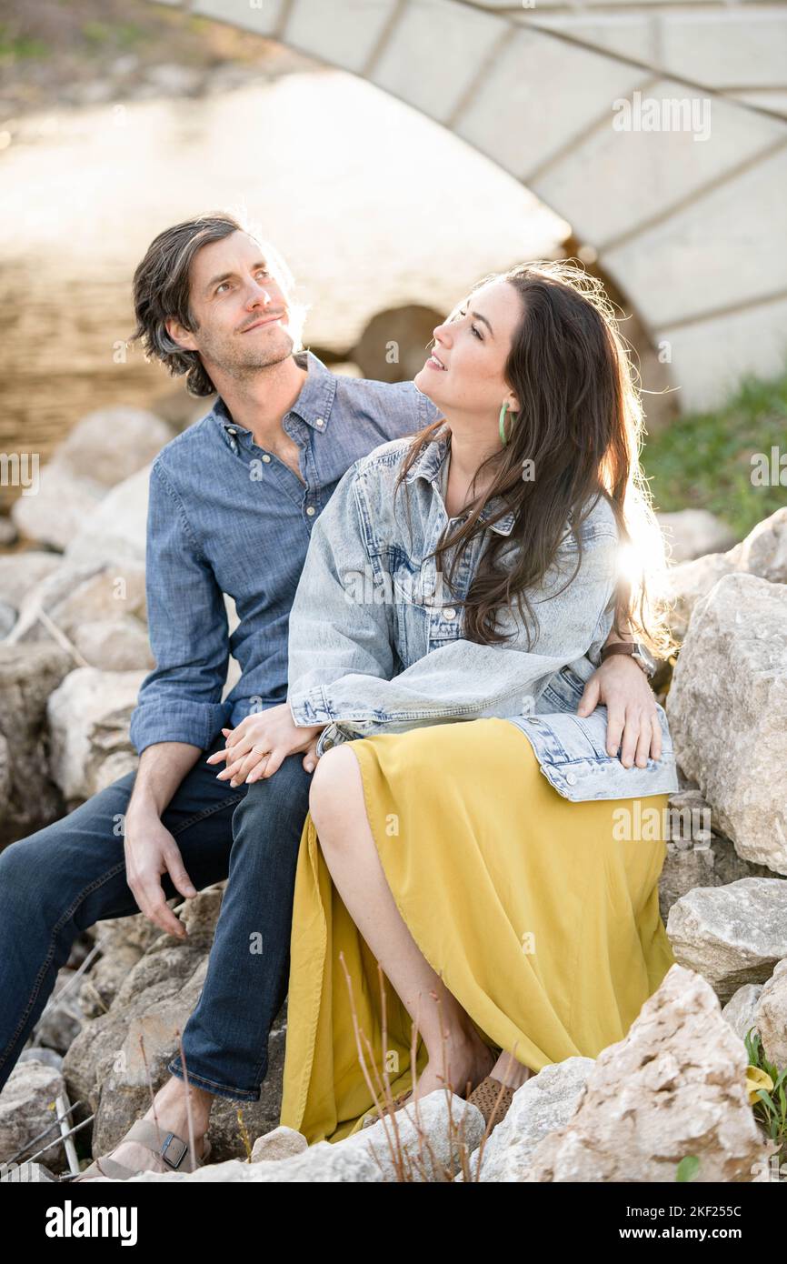 Ein Paar an einer Brücke im Forest Park, flirtet und erkundet zusammen. Stockfoto