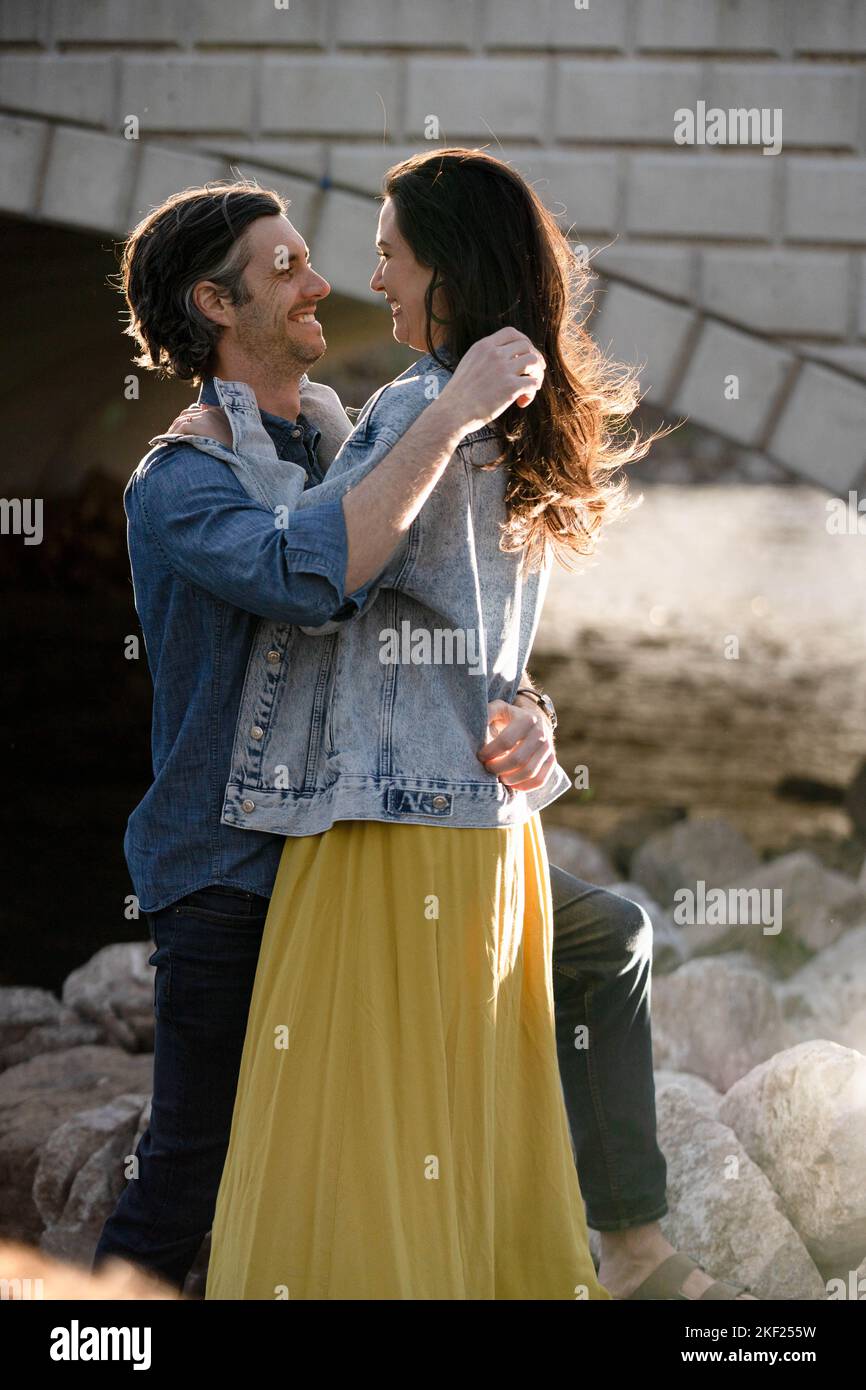 Ein Paar an einer Brücke im Forest Park, flirtet und erkundet zusammen. Stockfoto