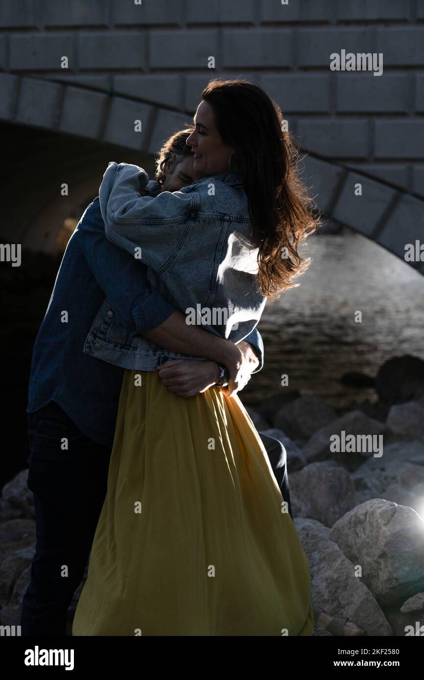 Ein Paar an einer Brücke im Forest Park, flirtet und erkundet zusammen. Stockfoto