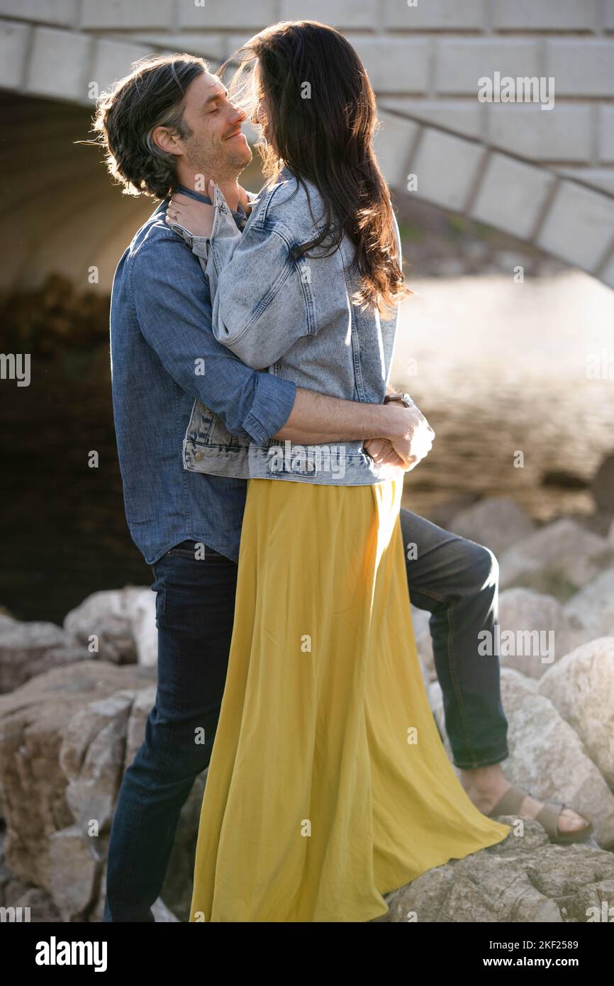 Ein Paar an einer Brücke im Forest Park, flirtet und erkundet zusammen. Stockfoto