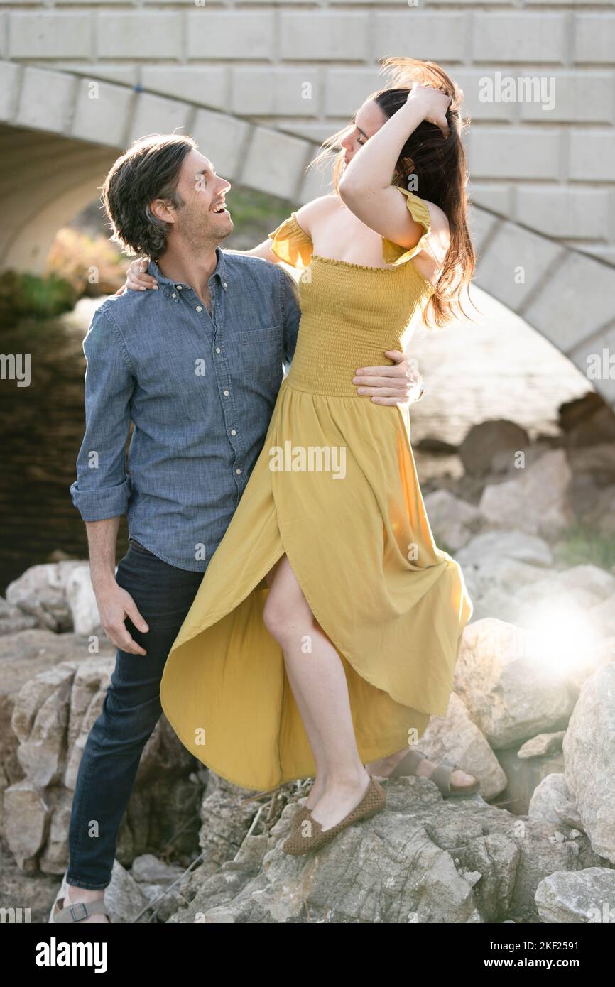 Ein Paar an einer Brücke im Forest Park, flirtet und erkundet zusammen. Stockfoto