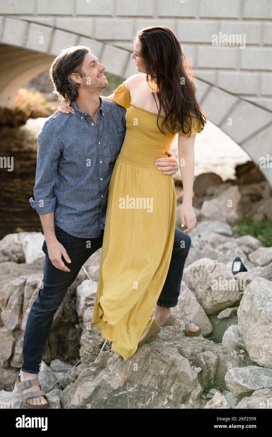 Ein Paar an einer Brücke im Forest Park, flirtet und erkundet zusammen. Stockfoto