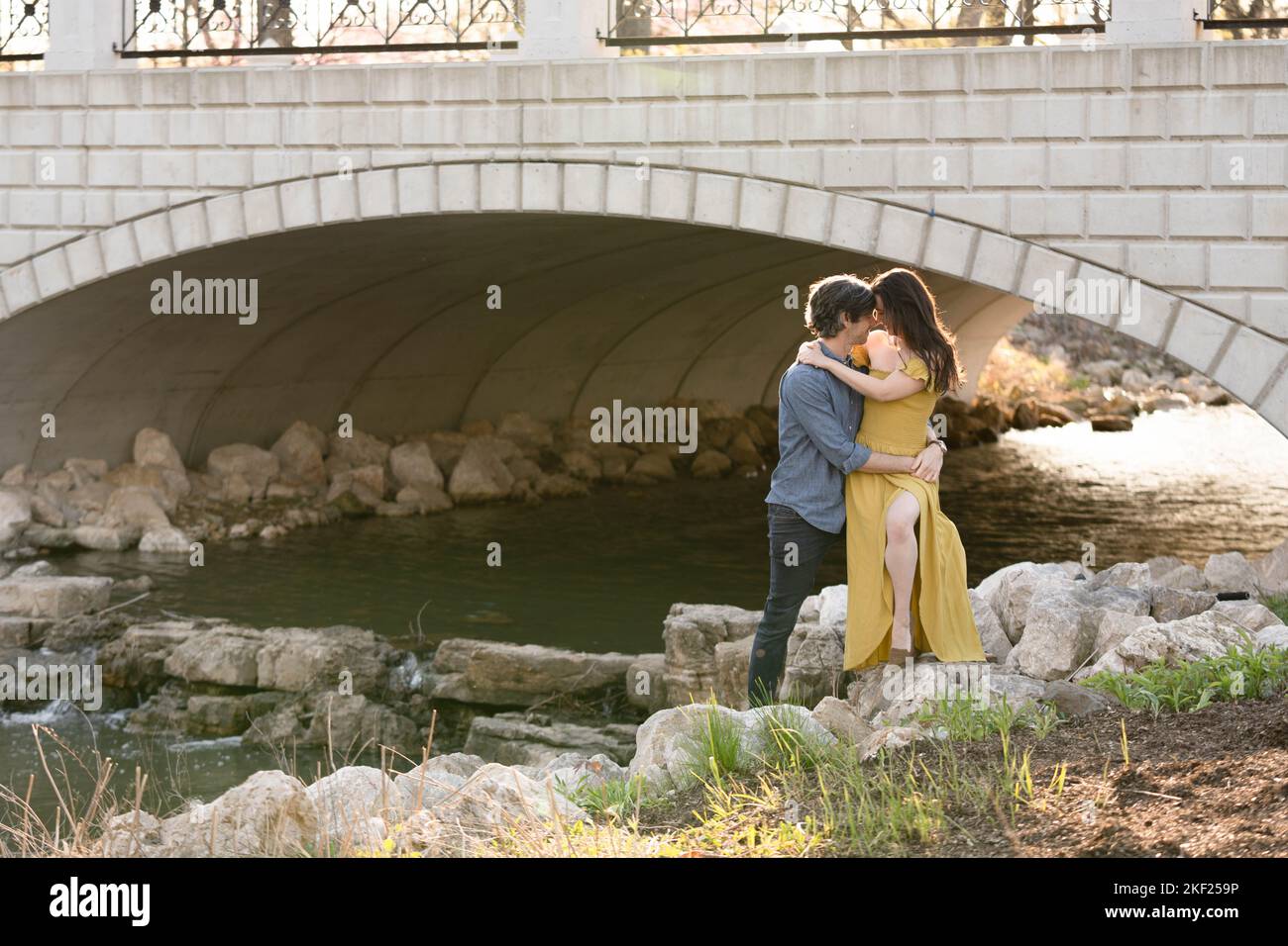 Ein Paar an einer Brücke im Forest Park, flirtet und erkundet zusammen. Stockfoto