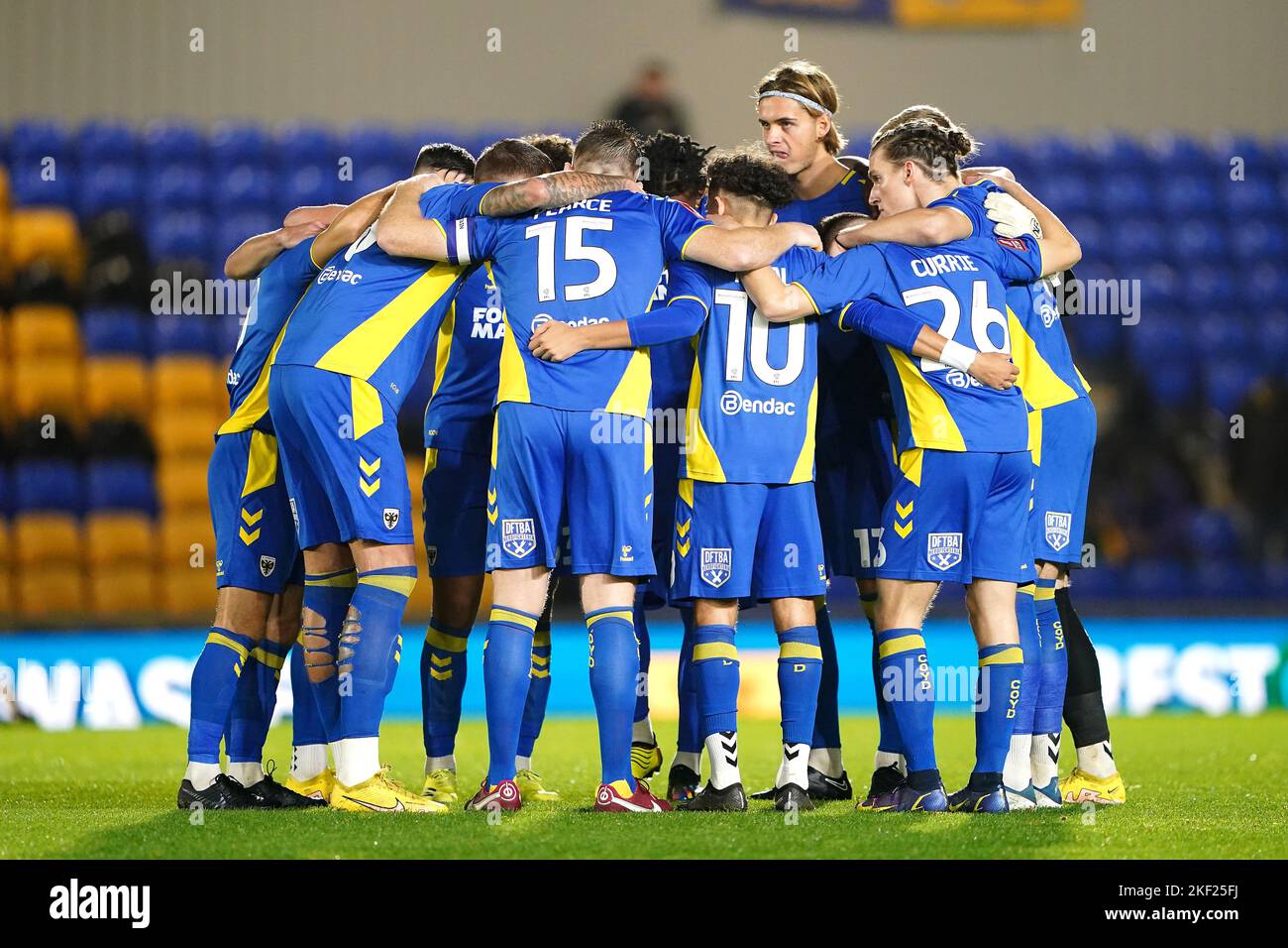 Die Spieler des AFC Wimbledon müssen sich vor dem Start beim ersten Replay-Spiel des Emirates FA Cup im Cherry Red Records Stadium in London zusammenfinden. Bilddatum: Dienstag, 15. November 2022. Stockfoto