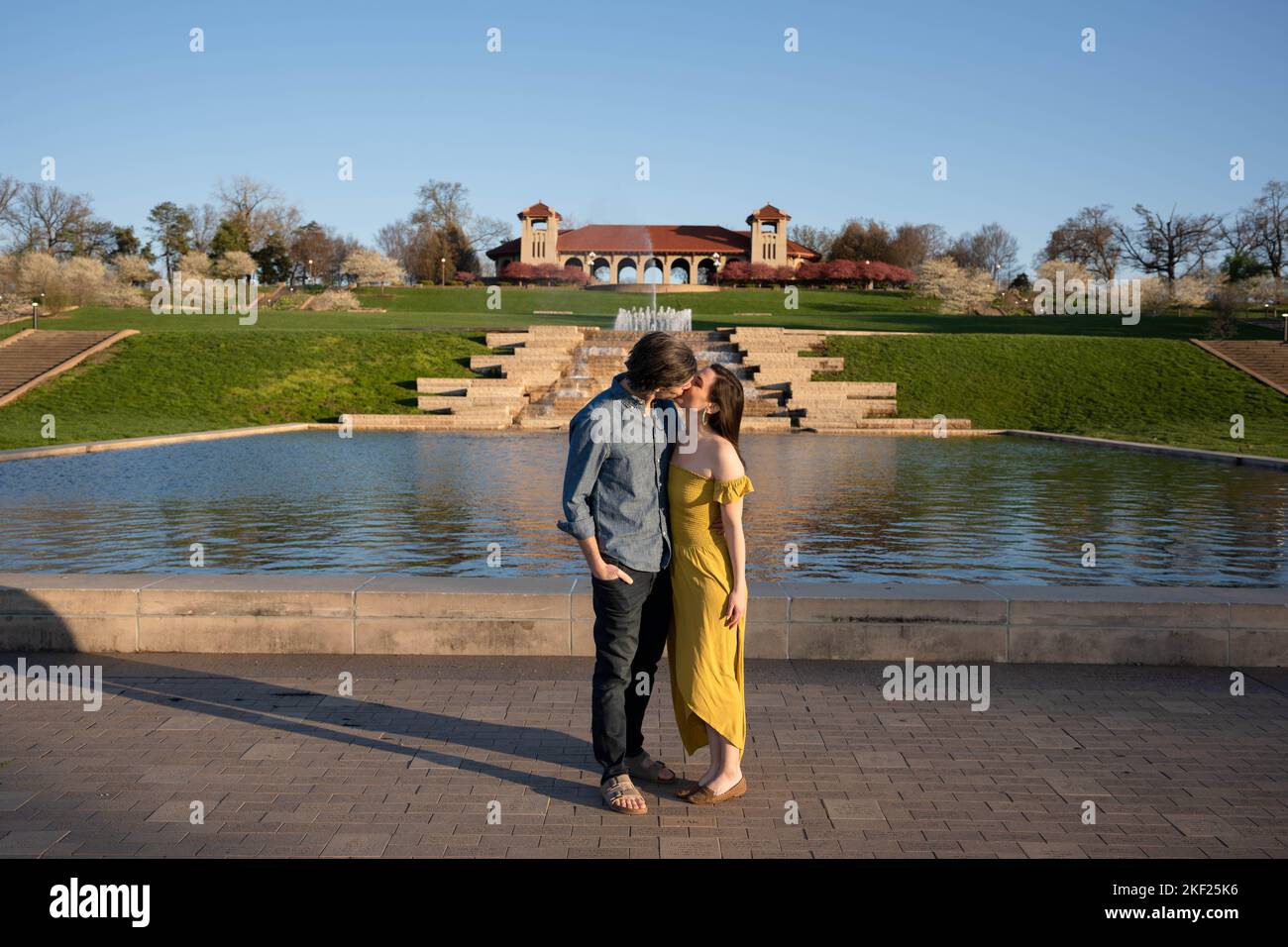 Romantische Paare tanzen und erkunden im Forest Park, St. Louis, im World's Fair Pavilion Stockfoto