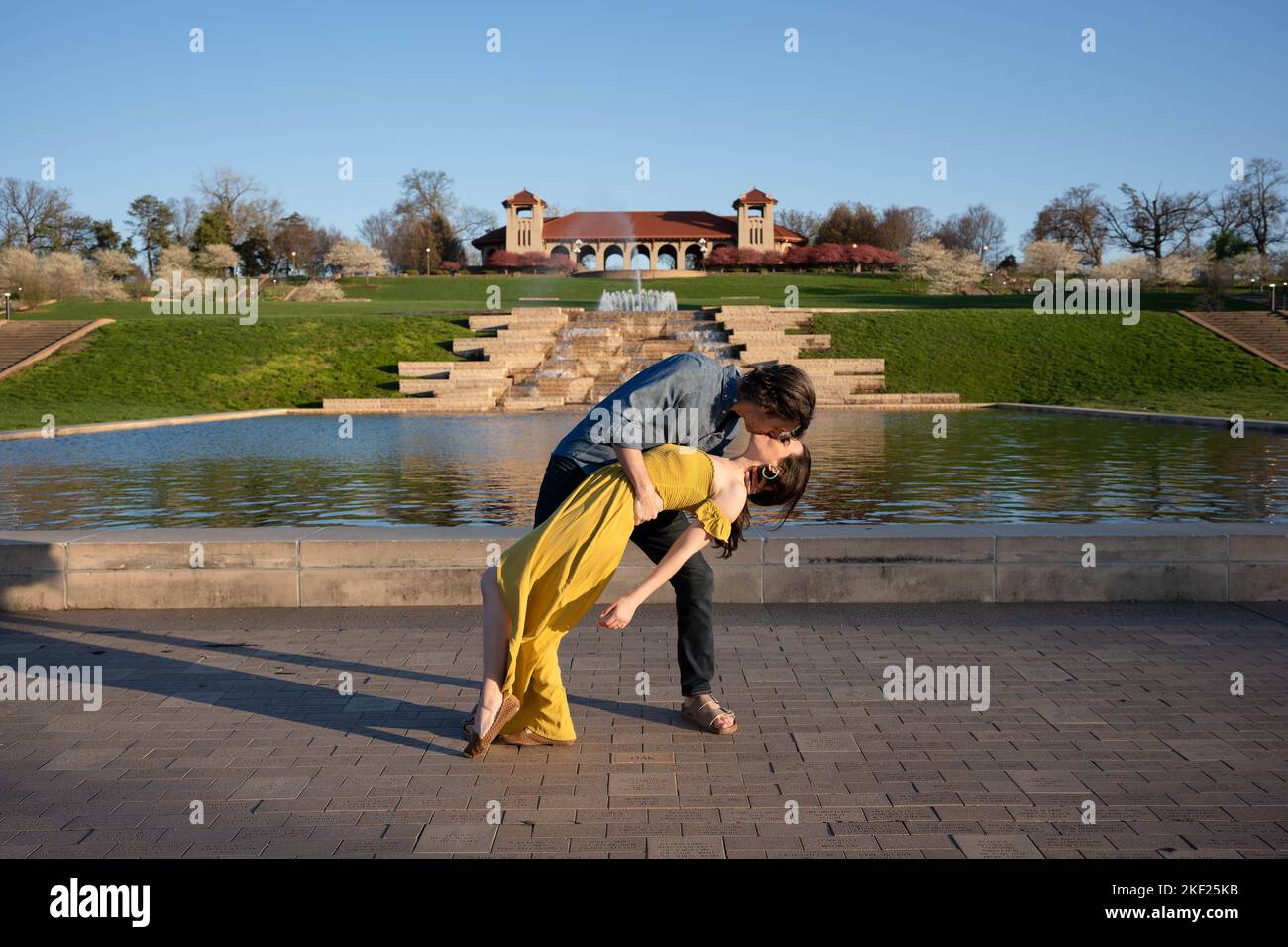Romantische Paare tanzen und erkunden im Forest Park, St. Louis, im World's Fair Pavilion Stockfoto