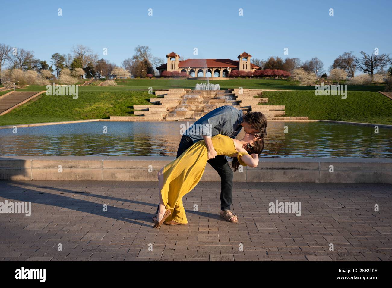 Romantische Paare tanzen und erkunden im Forest Park, St. Louis, im World's Fair Pavilion Stockfoto