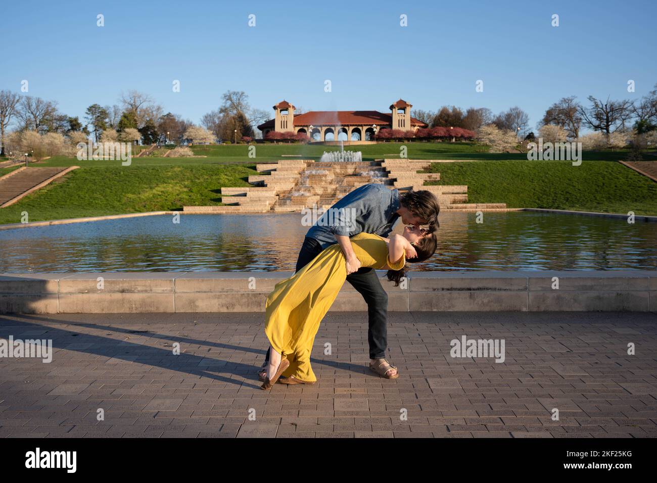 Romantische Paare tanzen und erkunden im Forest Park, St. Louis, im World's Fair Pavilion Stockfoto