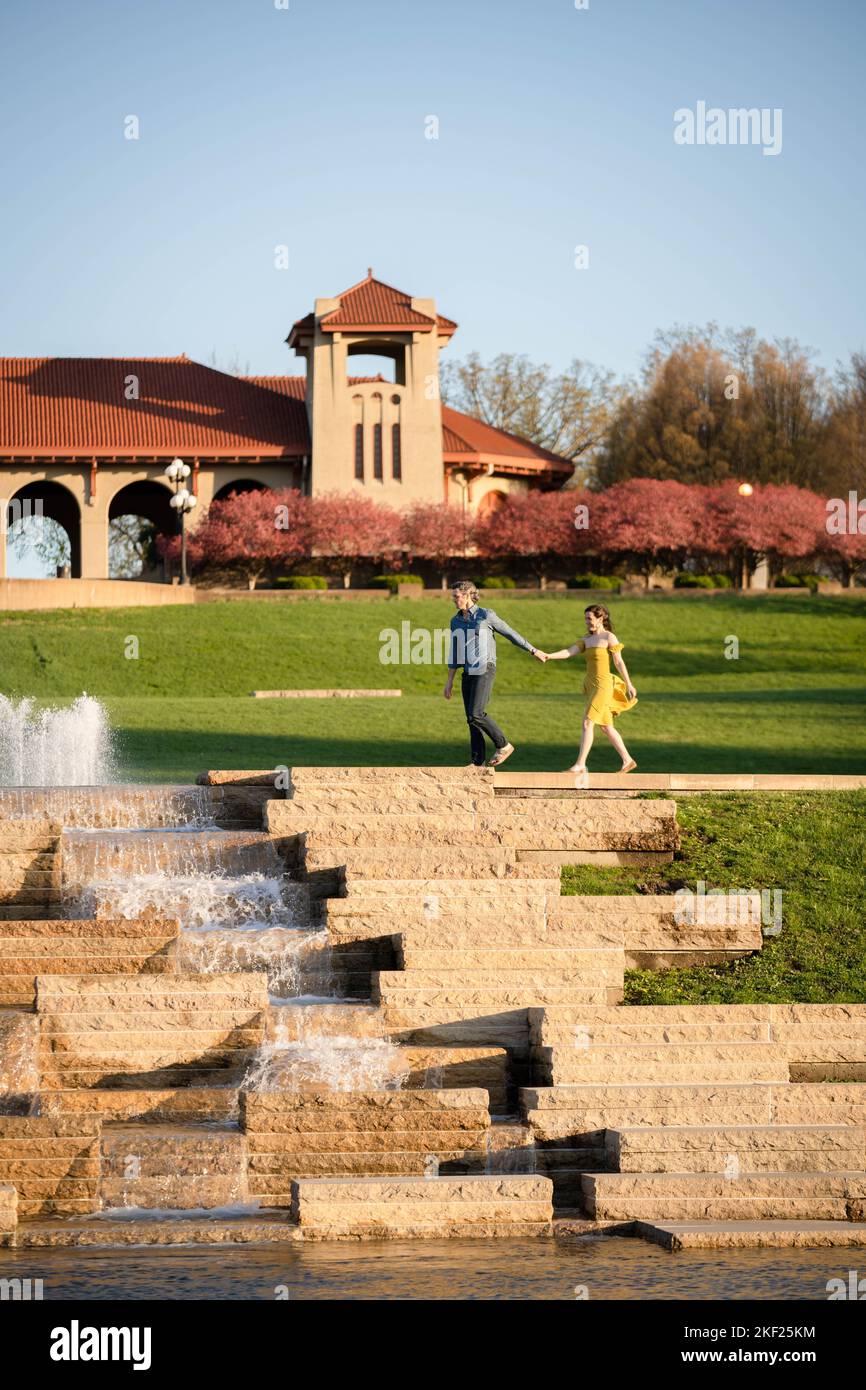 Romantische Paare tanzen und erkunden im Forest Park, St. Louis, im World's Fair Pavilion Stockfoto