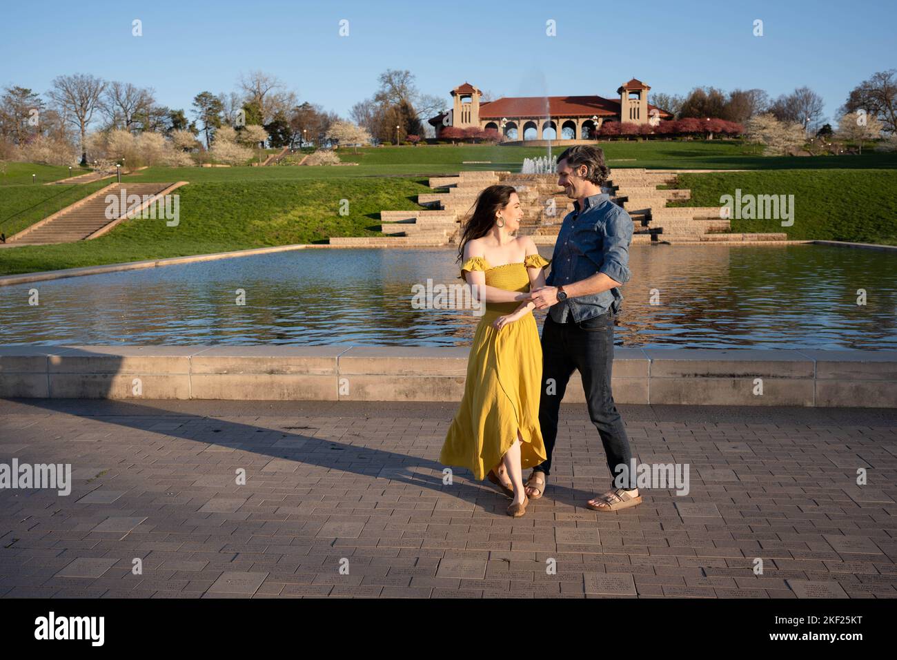 Romantische Paare tanzen und erkunden im Forest Park, St. Louis, im World's Fair Pavilion Stockfoto