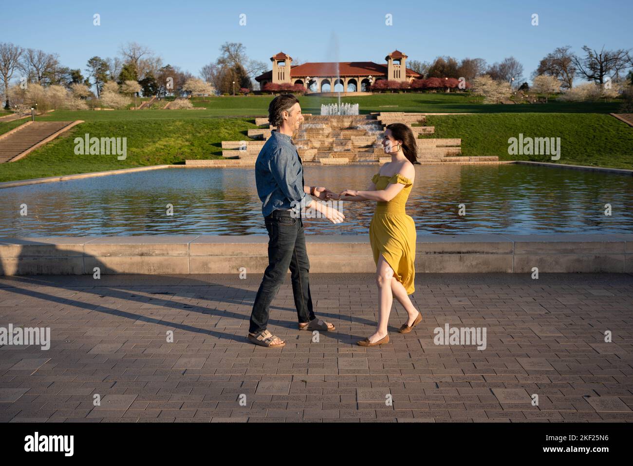 Romantische Paare tanzen und erkunden im Forest Park, St. Louis, im World's Fair Pavilion Stockfoto