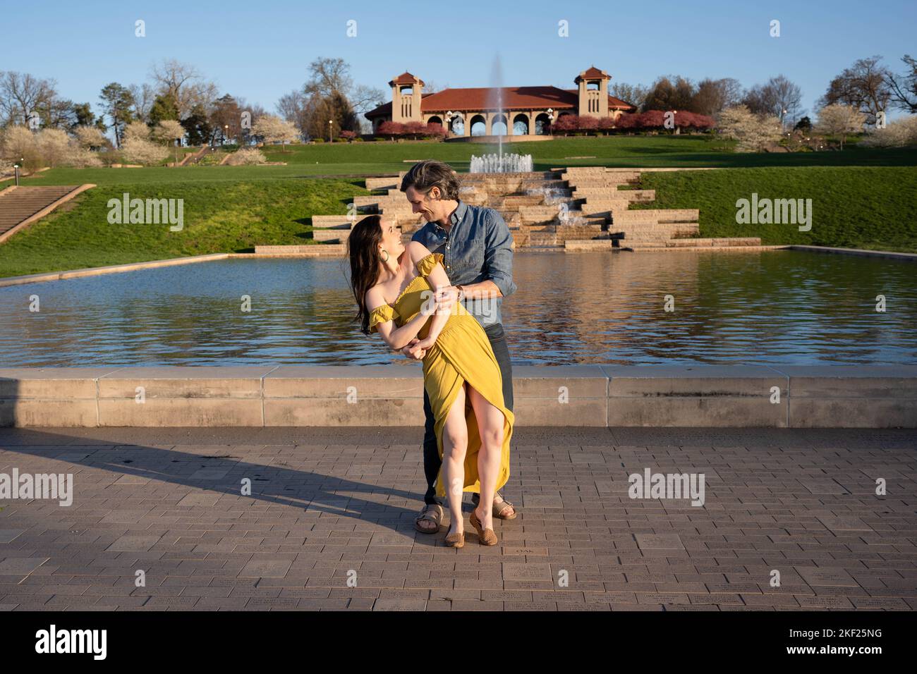 Romantische Paare tanzen und erkunden im Forest Park, St. Louis, im World's Fair Pavilion Stockfoto