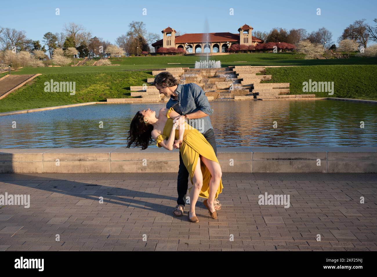 Romantische Paare tanzen und erkunden im Forest Park, St. Louis, im World's Fair Pavilion Stockfoto