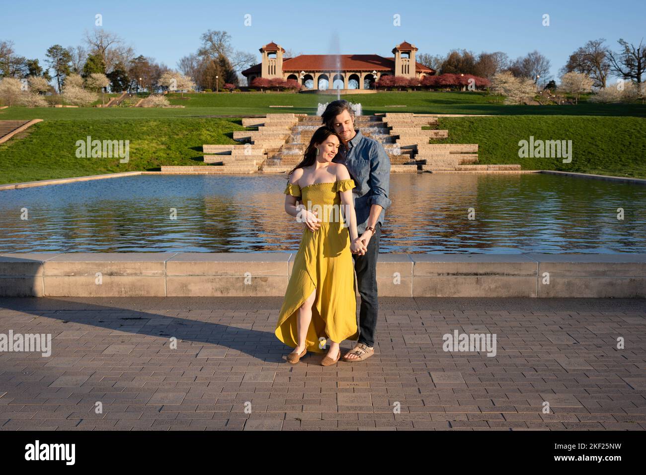 Romantische Paare tanzen und erkunden im Forest Park, St. Louis, im World's Fair Pavilion Stockfoto
