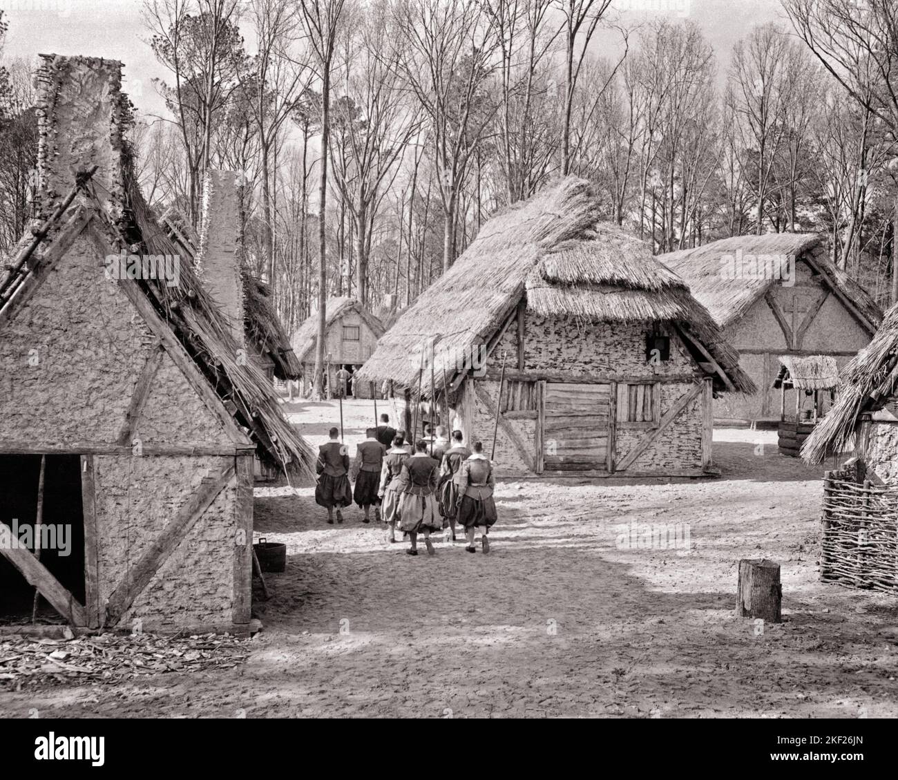 1950S RE-ENACTORS MARSCHIEREN IM JAMESTOWN FESTIVAL PARK 1957 REKONSTRUKTION DER SIEDLUNG 1607 IN JAMESTOWN VIRGINIA USA - H545 LAN001 HARS BUILDINGS FORT ENGLISH B&W NORTH AMERICA NORTH AMERICAN DISASTER STRUCTURE HIGH ANGLE ADVENTURE DISCOVERY EXTERIOR COLONY THE HOMES MÄRZ BESETZUNGEN UNIFORMEN SIEDLUNG RE-ENACTORS KONZEPTUELLE RESIDENZ 1957 1607 JAMESTOWN SIEDLER VA SCHWARZ-WEISS JAMES ALTMODISCHE REKONSTRUKTION Stockfoto