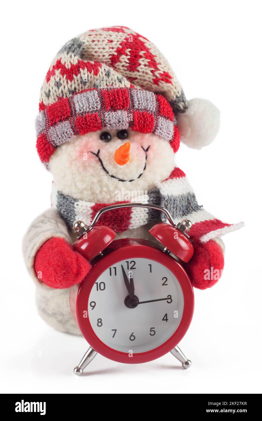 Weihnachten und Neujahr Schneemann mit roten Uhrenbox isoliert auf einem weißen Hintergrund Stockfoto