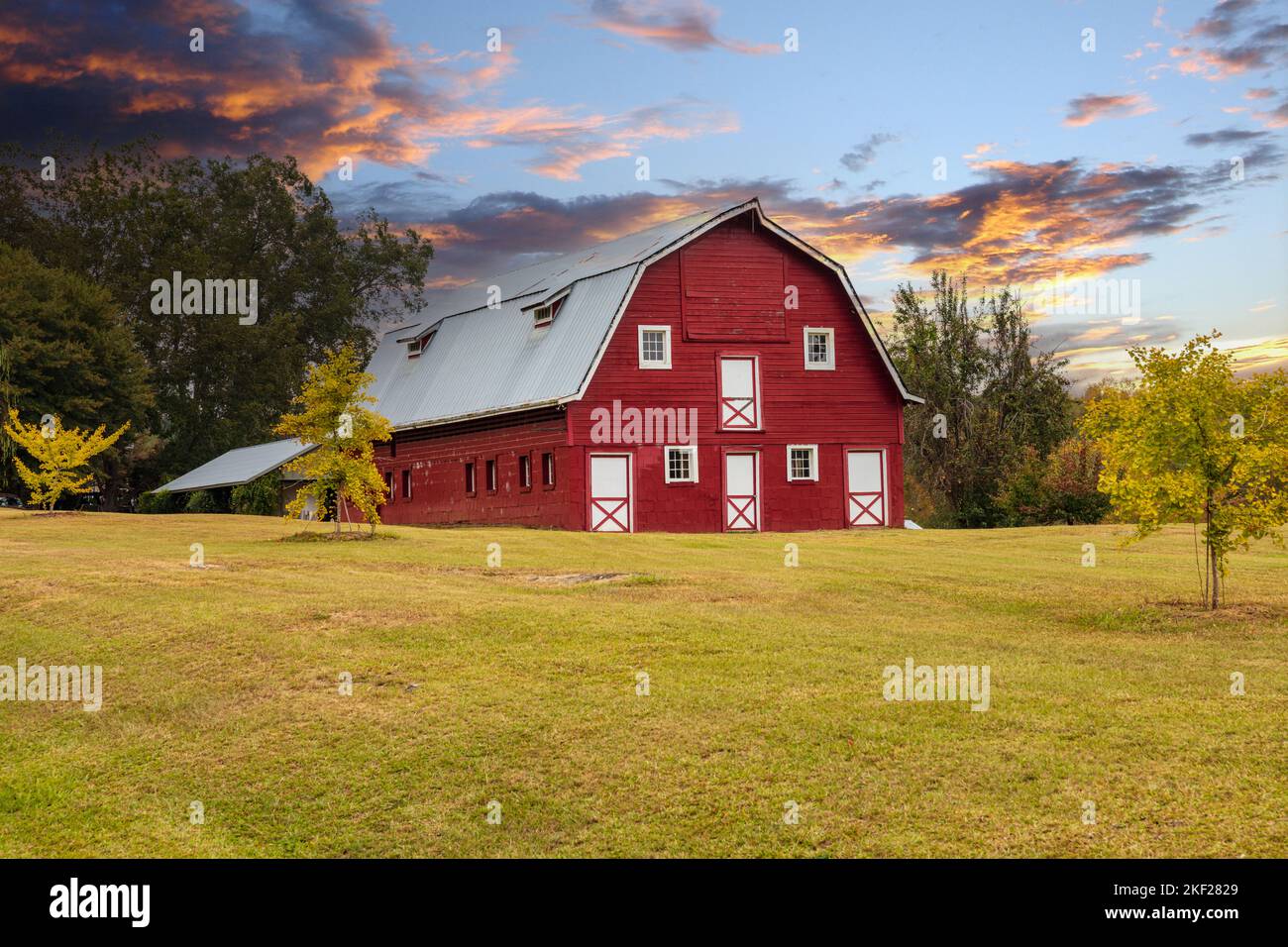 Schöne alte rot-weiße Scheune auf einem ruhigen Bauernhof auf dem Land Stockfoto