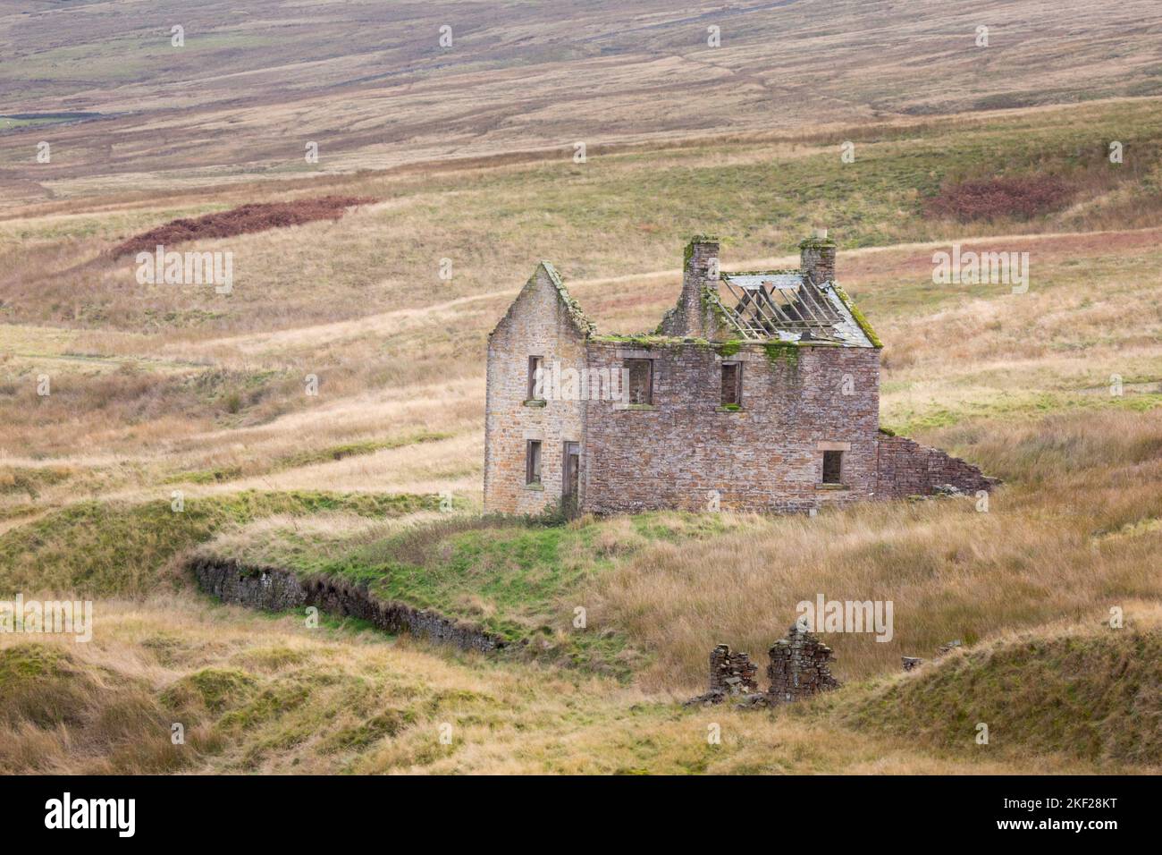 Verlassene Ziegelsteine bauten Minengebäude in der Rookhope Lead Mine, Weardale, County Durham in den Pennine Hills und Mooren im Herbst Stockfoto