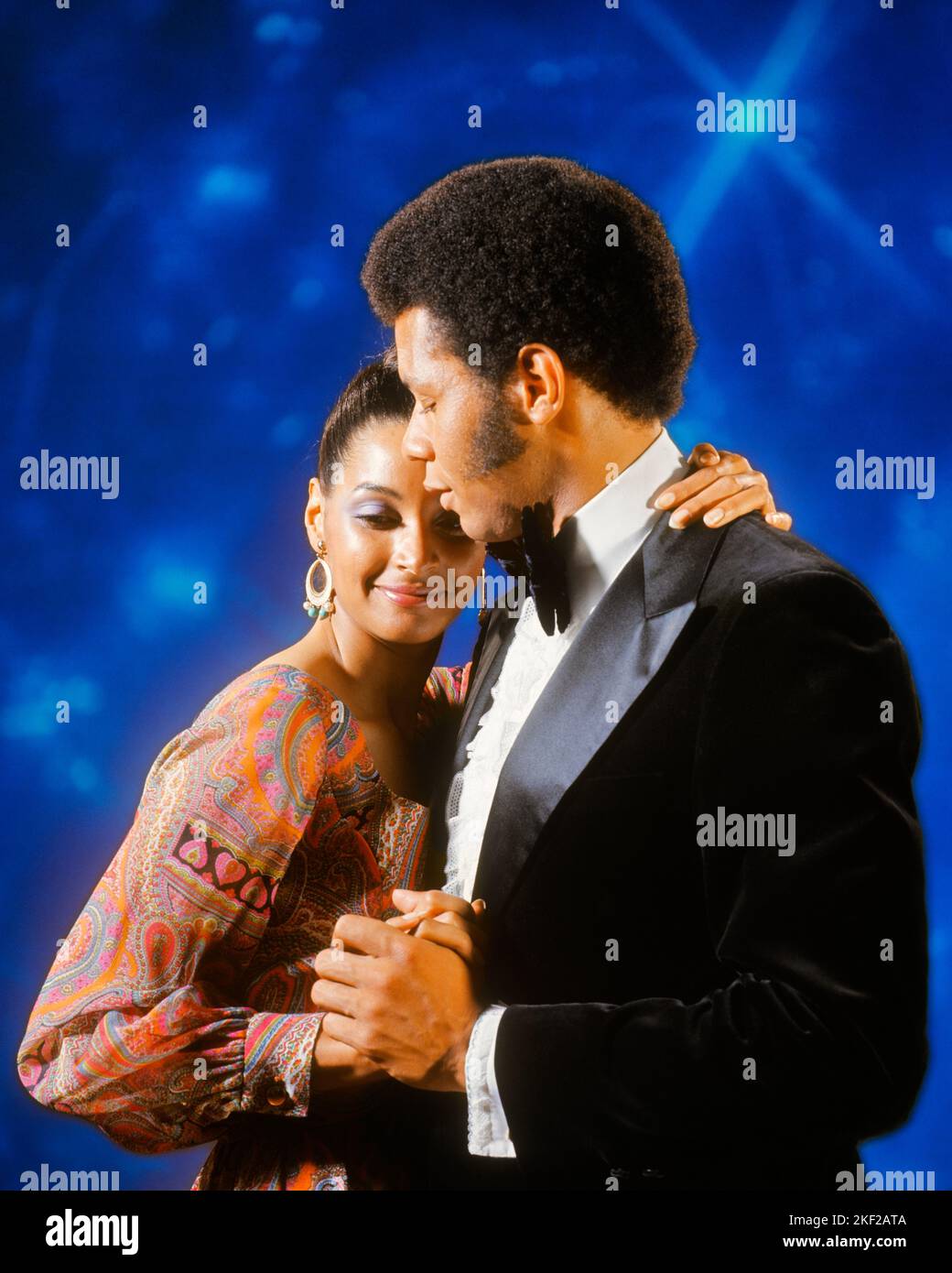 1970S AFROAMERIKANER PAAR MANN SMOKING FRAU ABENDKLEID TANZEN UMARMUNG - KD2723 HAR001 HARS EREIGNIS UMARMUNG DAMEN PERSONEN AFROFÜRSORGLICH MÄNNER UMARMUNG DATING TUX AFROAMERIKANER AFROAMERIKANER FRISUR SCHWARZE ETHNIE, UM GESICHTSHAAR ANZUZIEHEN BEZIEHUNGEN BALZ PERSÖNLICHE BINDUNG MÖGLICHKEIT ZUNEIGUNG EMOTION UMGEHT SOZIALE AKTIVITÄT UMWERBEN HAR001 ALTMODISCHE AFROAMERIKANER Stockfoto