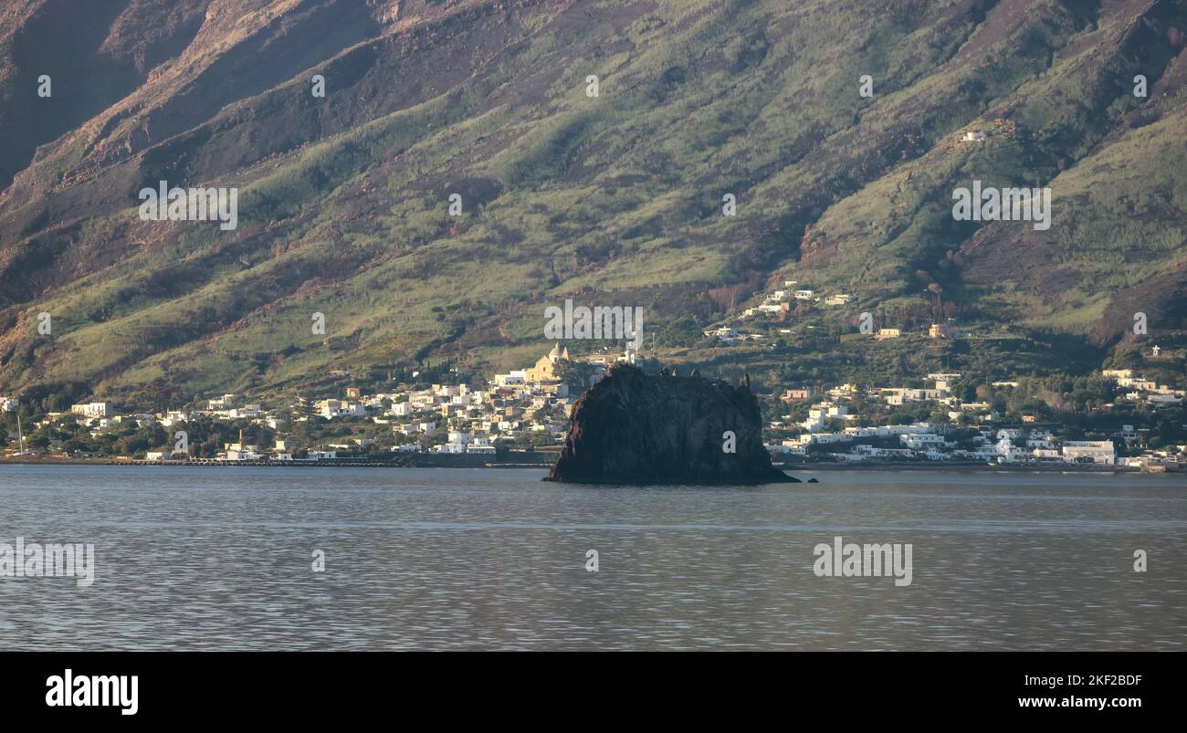 Insel Stromboli mit einem aktiven Vulkan im Tyrrhenischen Meer. Italien. Hintergrund Der Natur Stockfoto