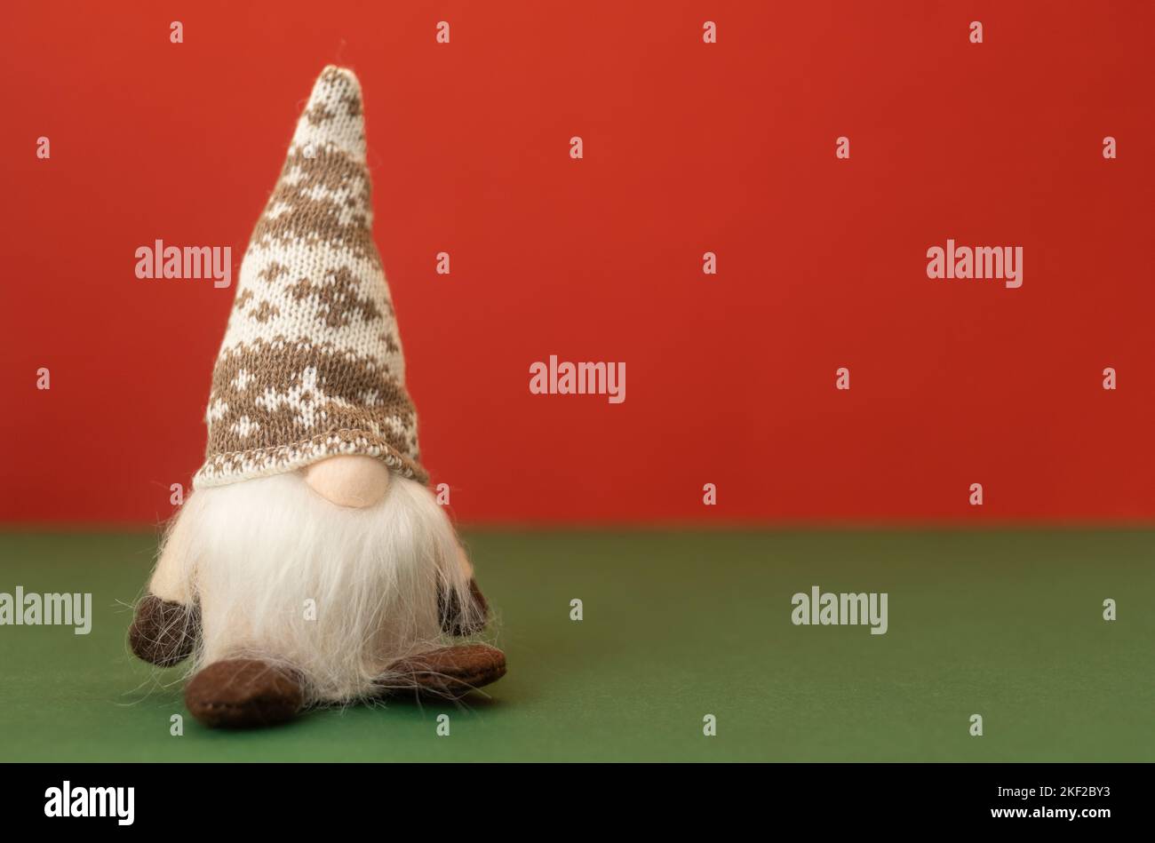 Kleines weihnachts-Gnom-Gonk mit Kopierraum-Hintergrund Stockfoto