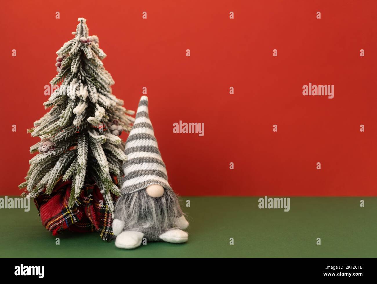 weihnachtsbaum und Gnome Gonk mit Copy Space Hintergrund Stockfoto