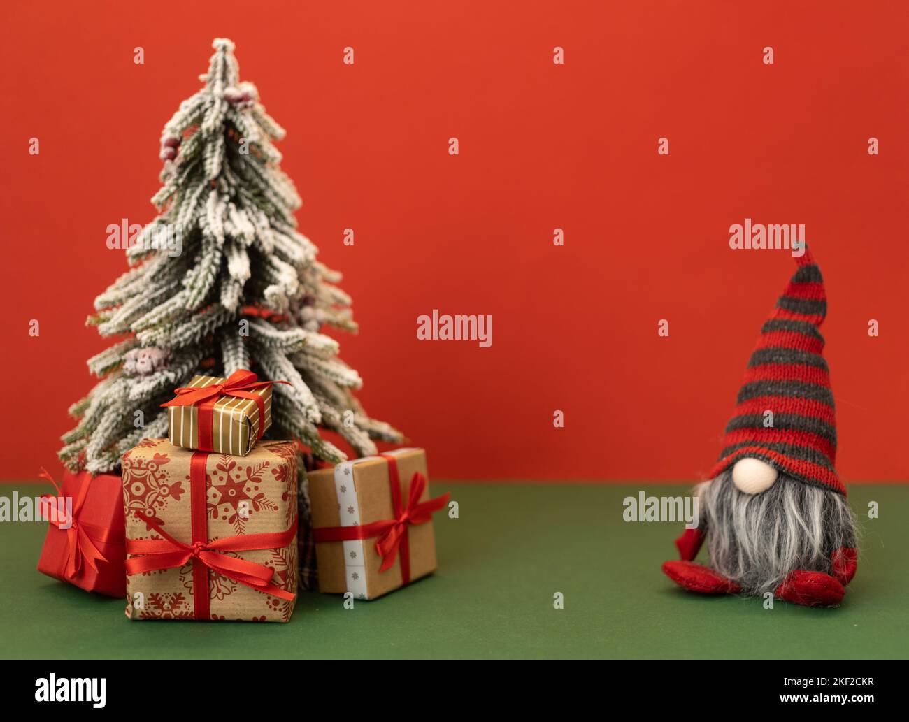 weihnachtsbaum und Gnome Gonk mit Copy Space Hintergrund Stockfoto